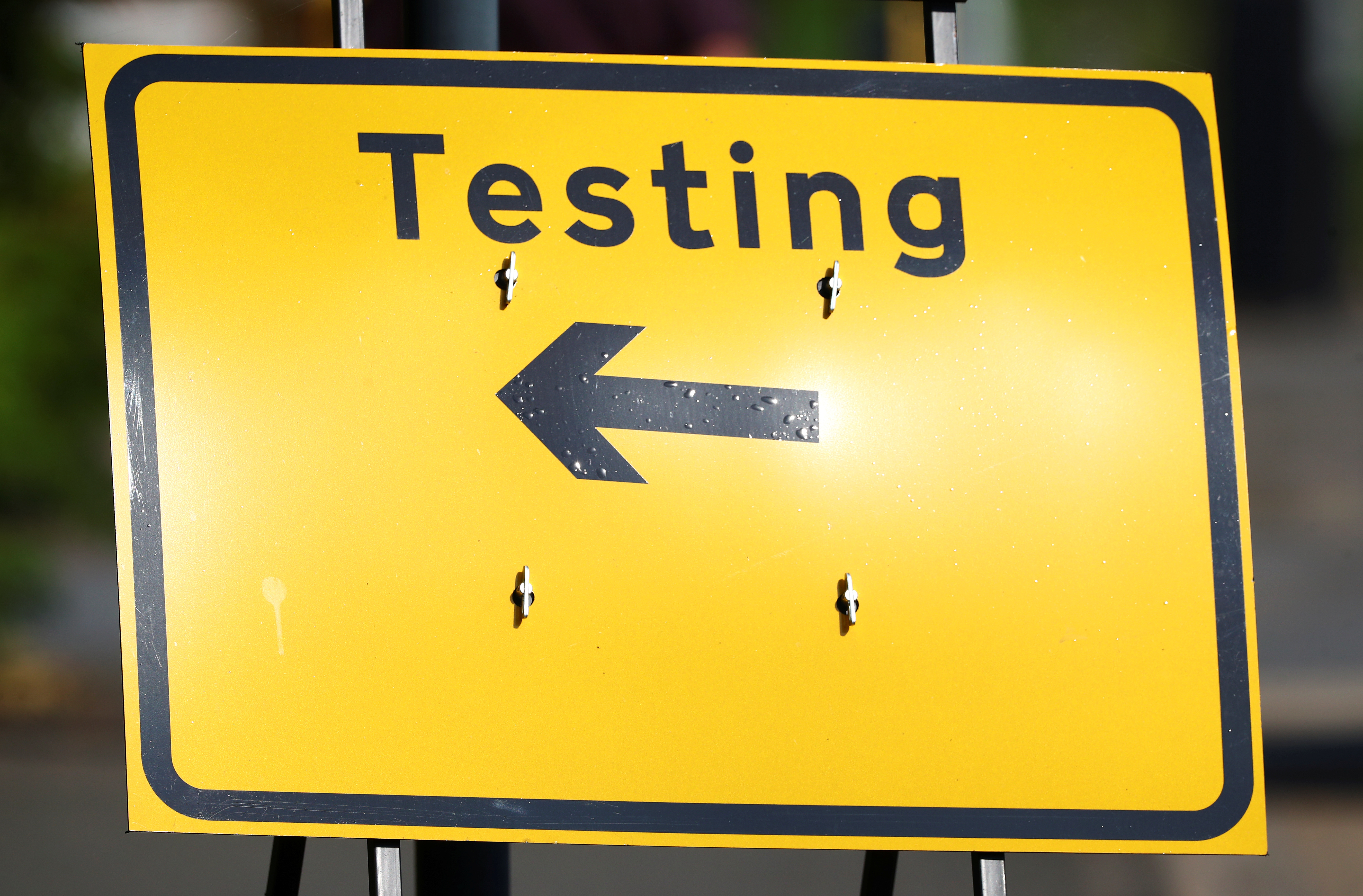 Los testeos se han casi frenado en todo el mundo, mientras aprendemos a convivir con el virus (REUTERS/Hannah McKay)