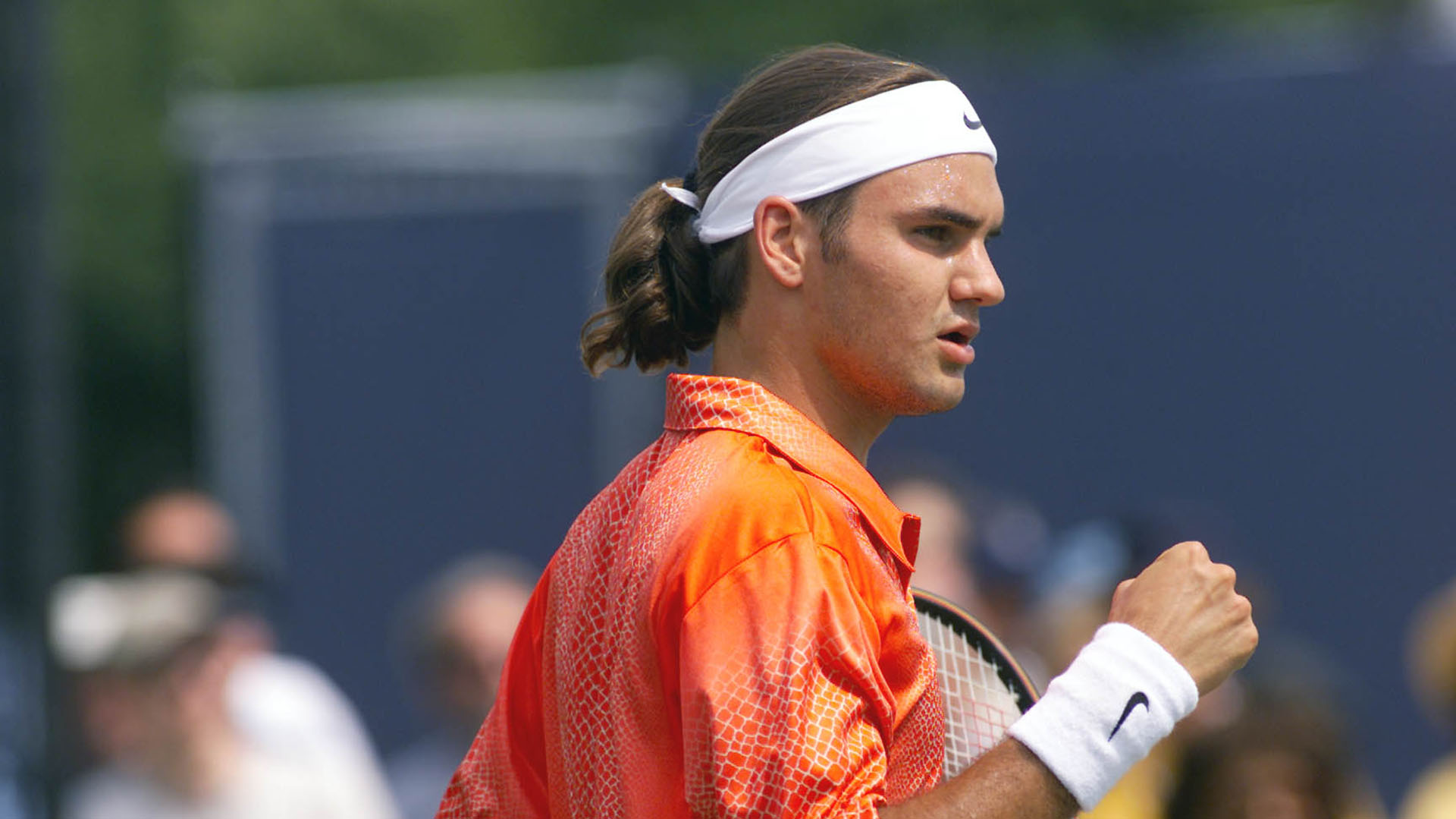 Un joven Roger Federer con cabello largo (Jamie Squire/Allsport)