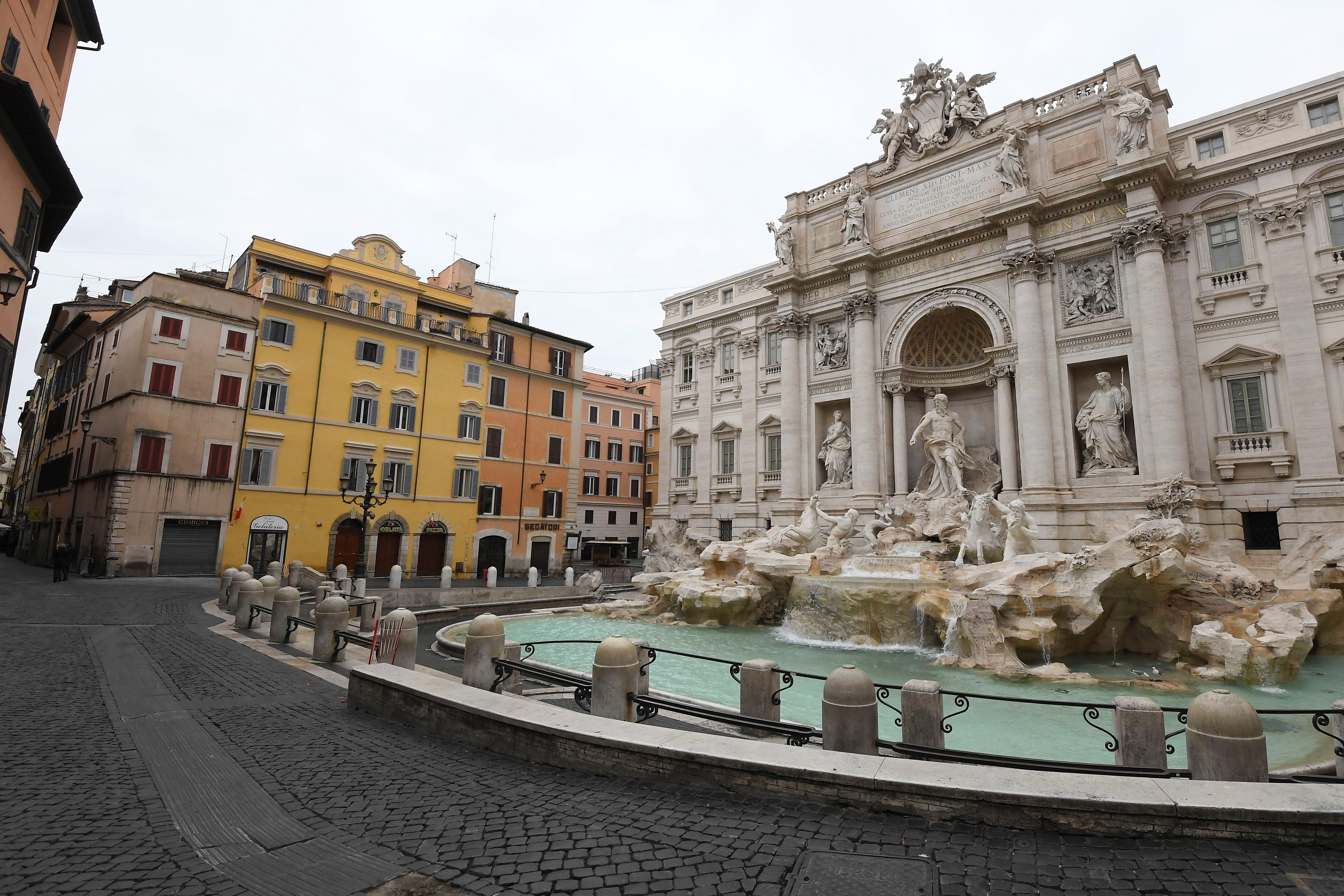 Las fuentes de Roma, como la de Trevi, parecen confundirse cada vez más con piscinas al aire libre (REUTERS/Alberto Lingria)