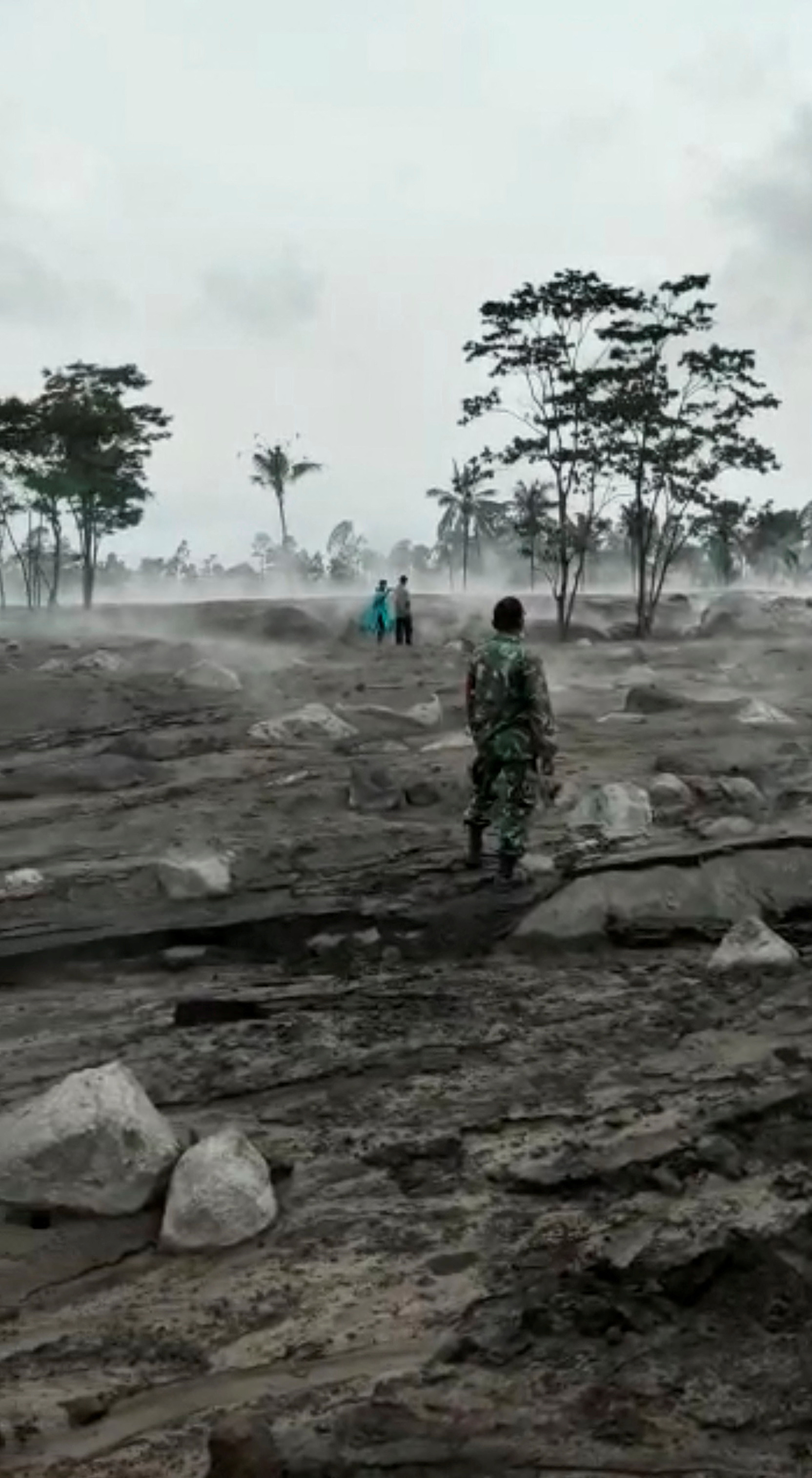 La erupción, a unos 640 km (400 millas) al este de la capital, Yakarta, se produce tras una serie de terremotos en el oeste de Java, incluido uno el mes pasado que mató a más de 300 personas. Dodik Suryadiawan via REUTERS 