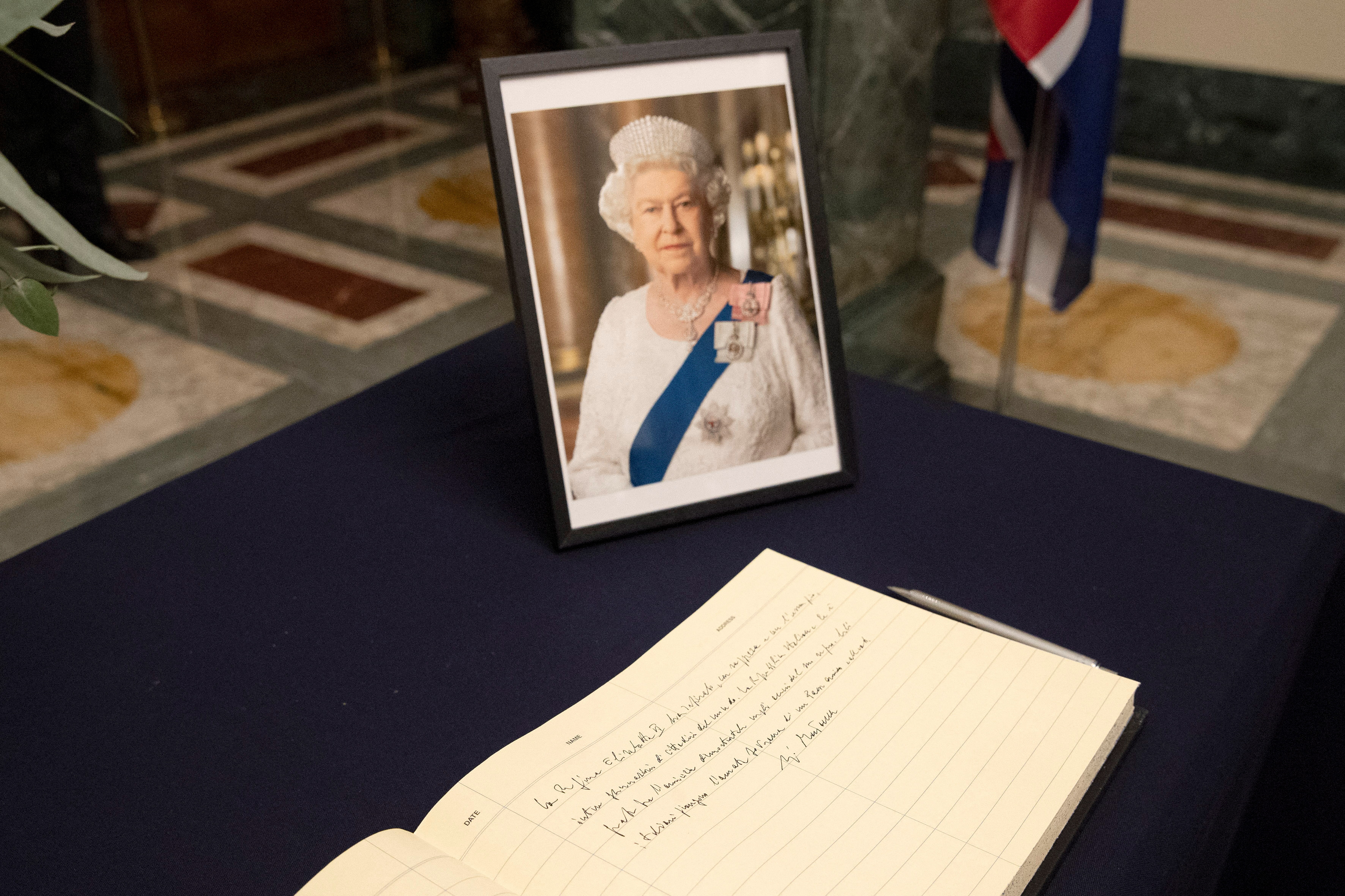 Un libro de condolencias por el fallecimiento de la Reina Isabel II 