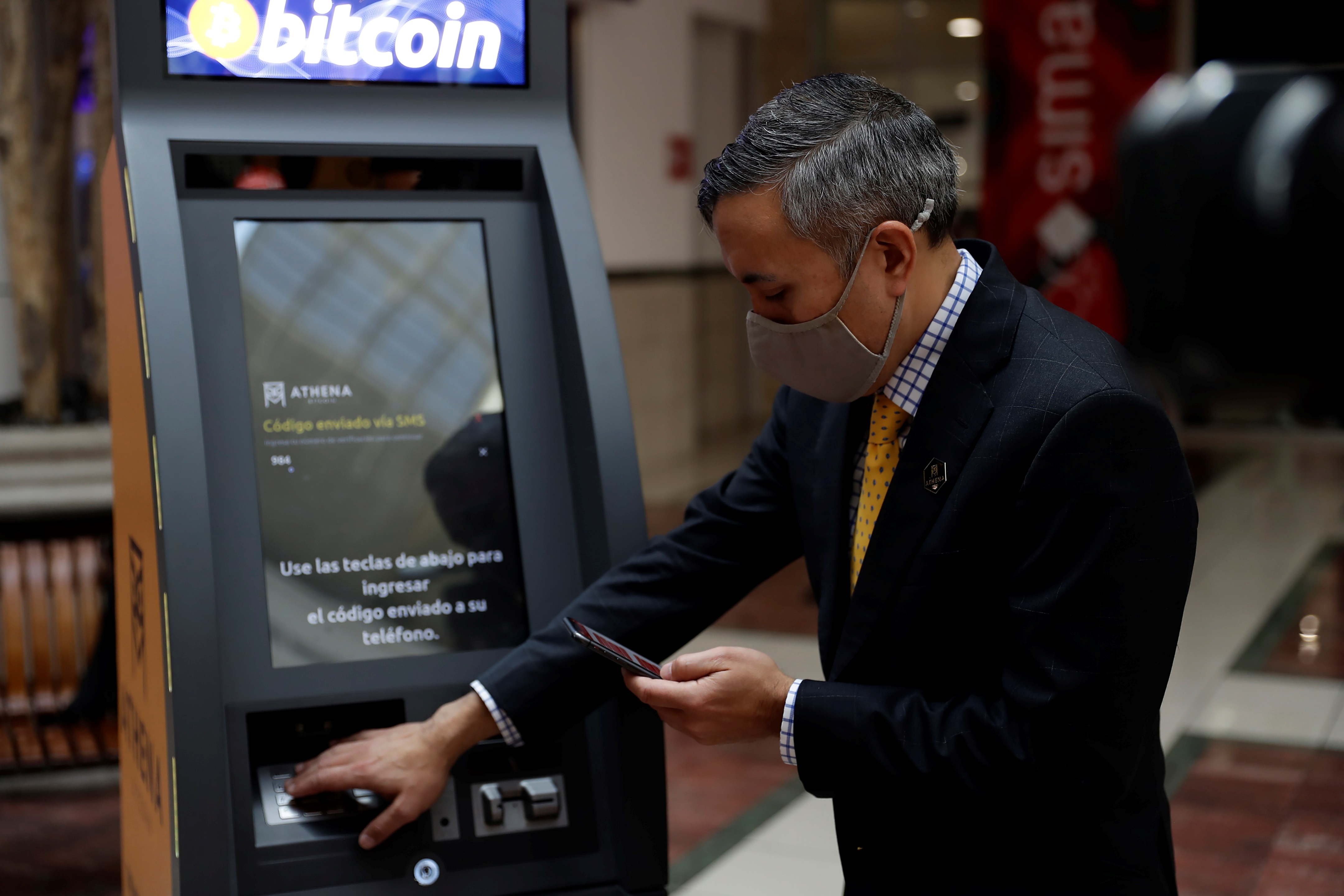 Eric Gravengaard, CEO y fundador de la compañía Anthena Bitcoin, realiza una operación en un cajero automático para transacciones en bitcoin, en un centro comercial en San Salvador (El Salvador).  (Foto: EFE/Rodrigo Sura).

