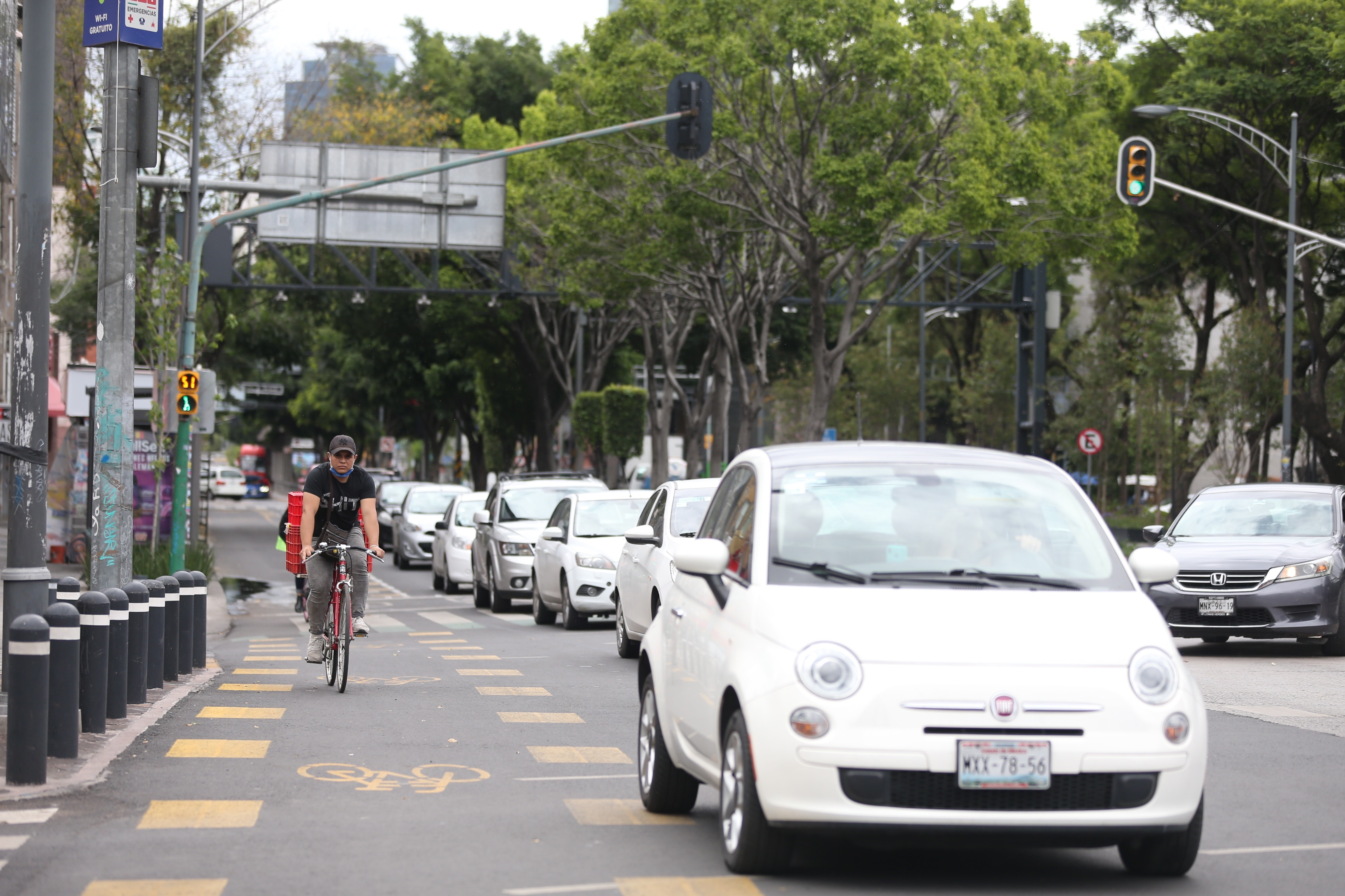 La reducción de la velocidad máxima favorecería el uso seguro de las bicicletas en calles de una sola mano, donde no hay espacio para bicisendas o ciclovías
