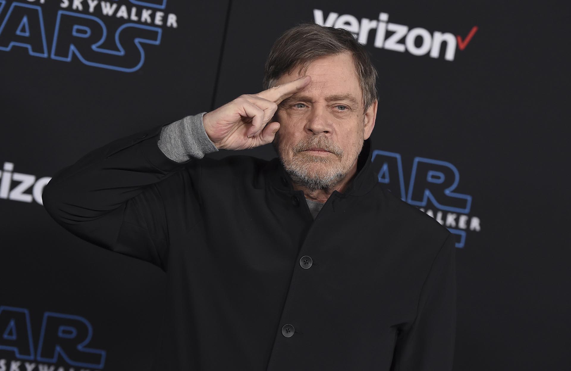 Mark Hamill saluda cuando llega al estreno mundial de "Star Wars: The Rise of Skywalker" en Los Ángeles (Jordan Strauss/Invision/AP, Archivo)

