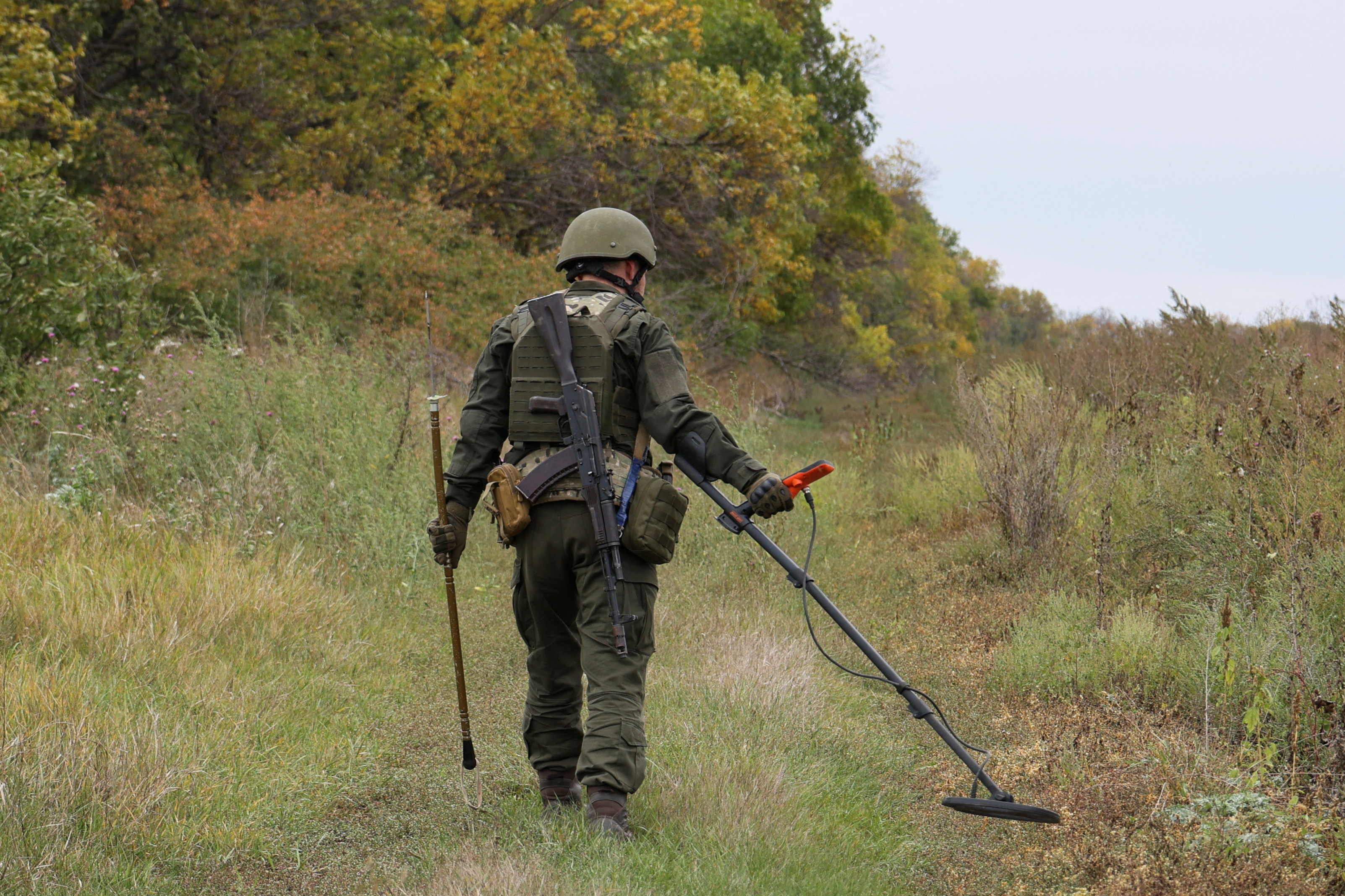 Un soldado ucraniano busca minas tras recuperar terreno en Kharkiv (REUTERS/Sofiia Gatilova)
