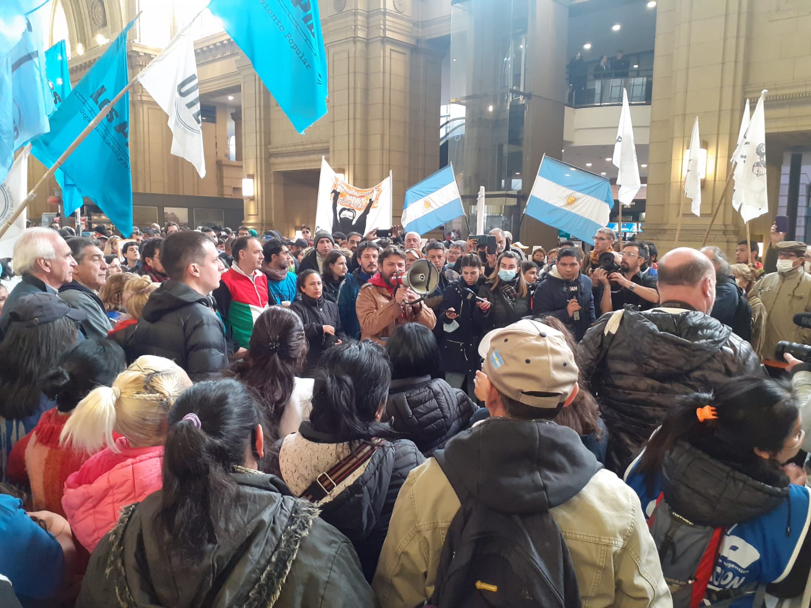 Juan Grabois en la asamblea principal se realizó en el Hall Central de la Estación Constitución del Ferrocarril Roca