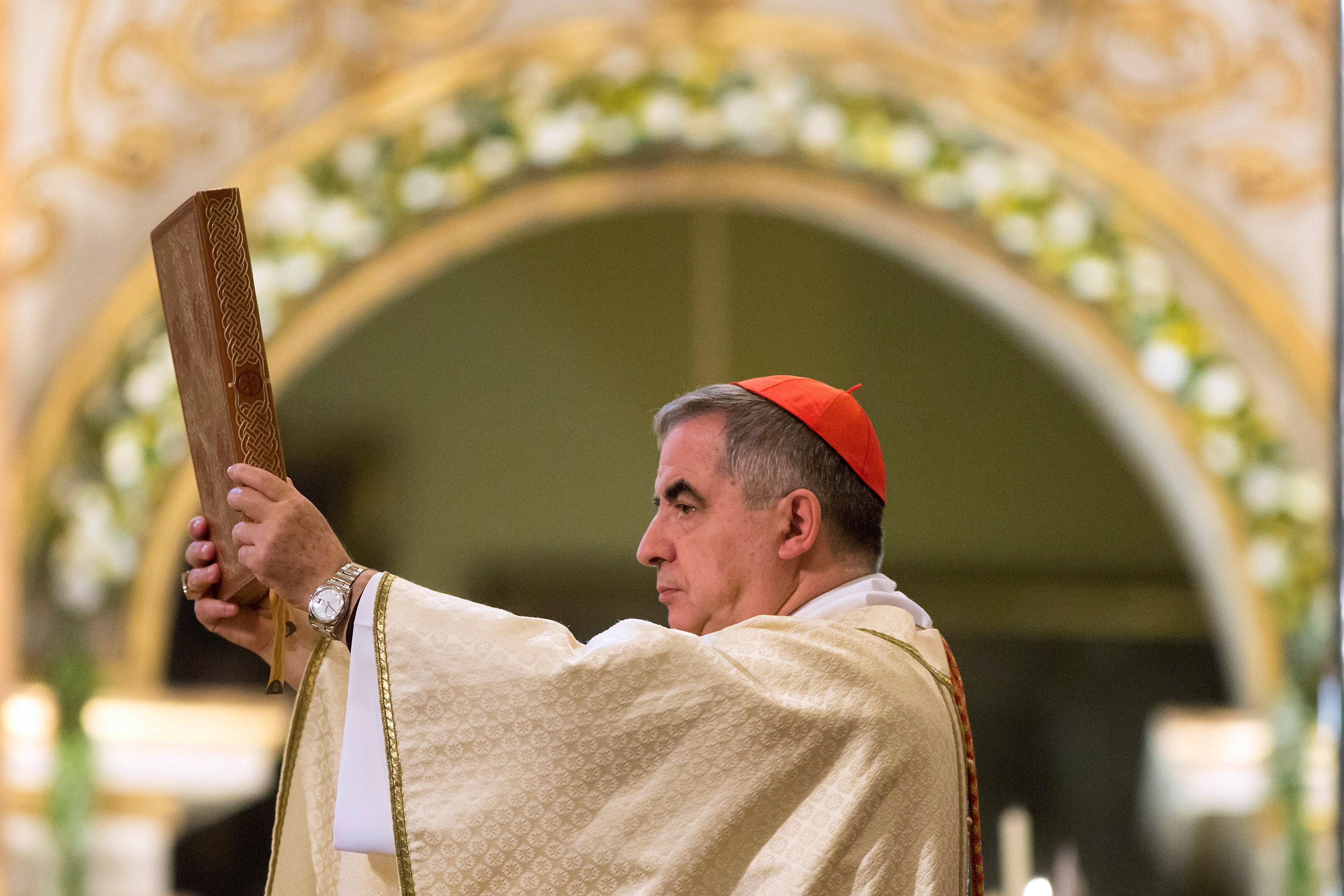 El ex cardenal Becciu rechazó las acusaciones de corrupción (FOTO: EFE)