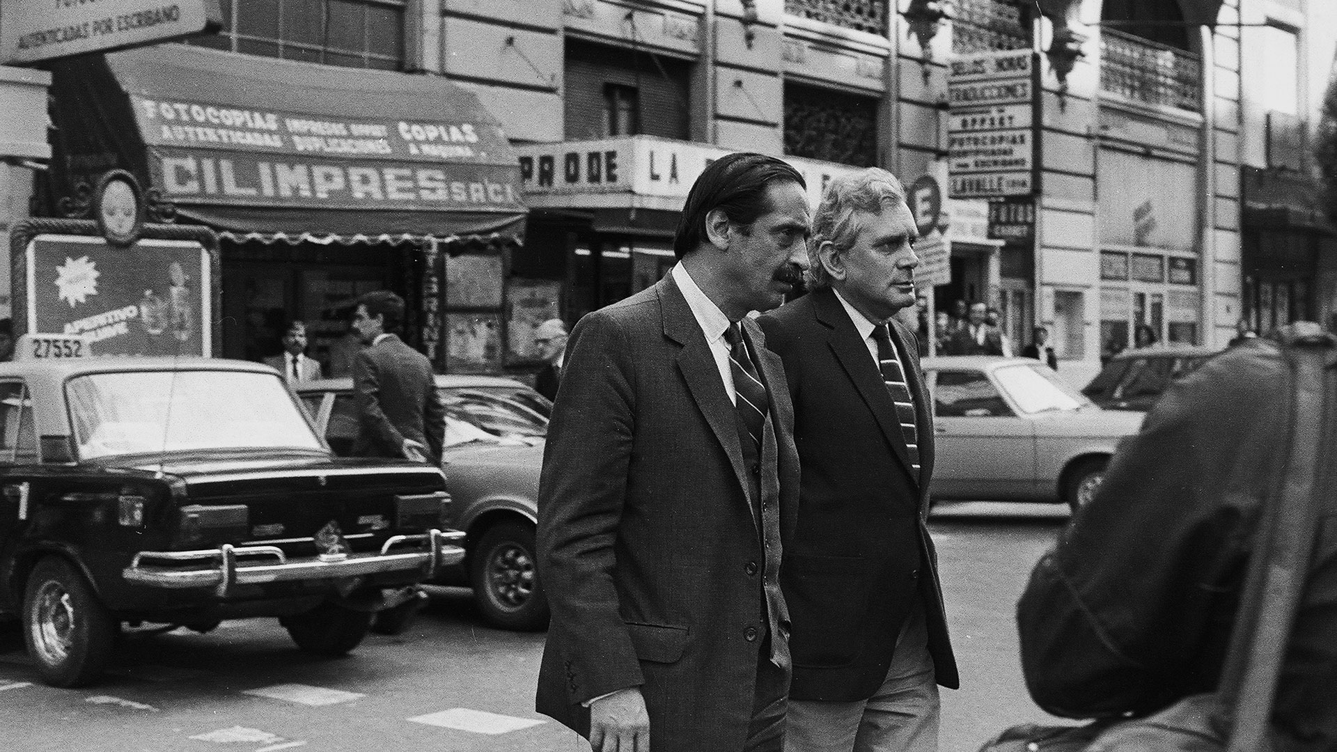 El fiscal Strassera y el dramaturgo Carlos Somigliana caminando por Tribunales. Somigliana era el más veterano del equipo fiscal y el último en ingresar