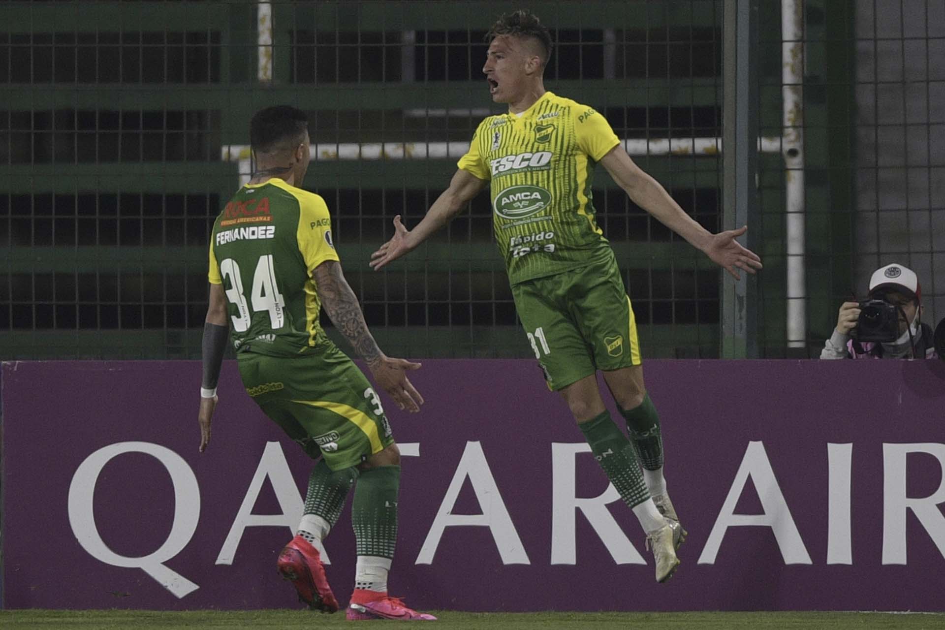 Plástico salto de Brian Romero en el festejo del primer gol del Halcón frente a los ecuatorianos (JUAN MABROMATA / POOL / AFP)