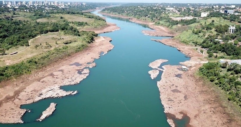 Fotografía tomada por la Dirección de Meteorología e Hidrología de Paraguay que muestra el poco caudal del río Paraná en aquel país (EFE)