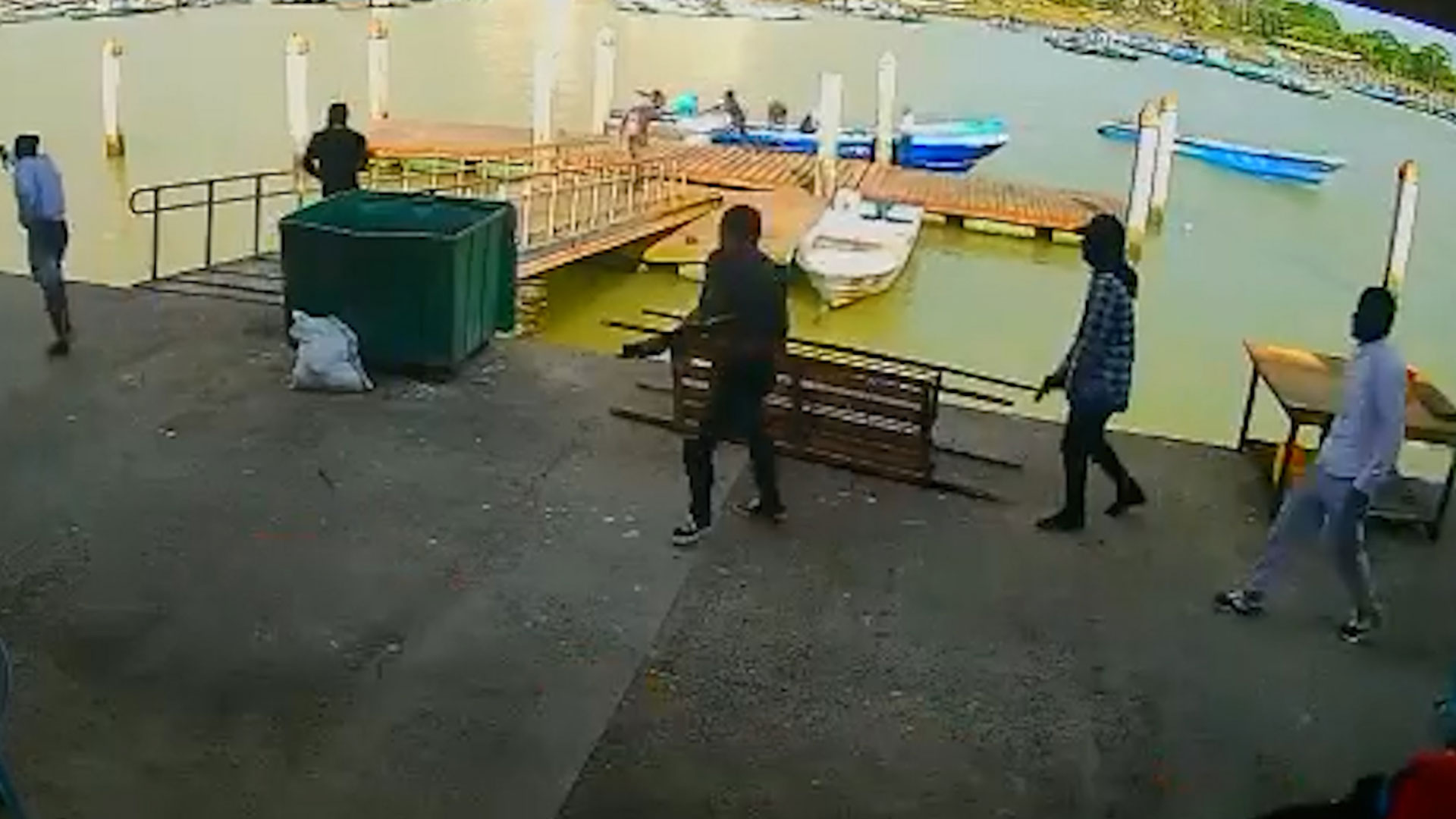 La Policía de Ecuador también reportó este jueves que ocupantes de una canoa fueron atacados en el mar, frente al puerto de Posorja, dejando un saldo de dos personas muertas y otra con heridas de gravedad.