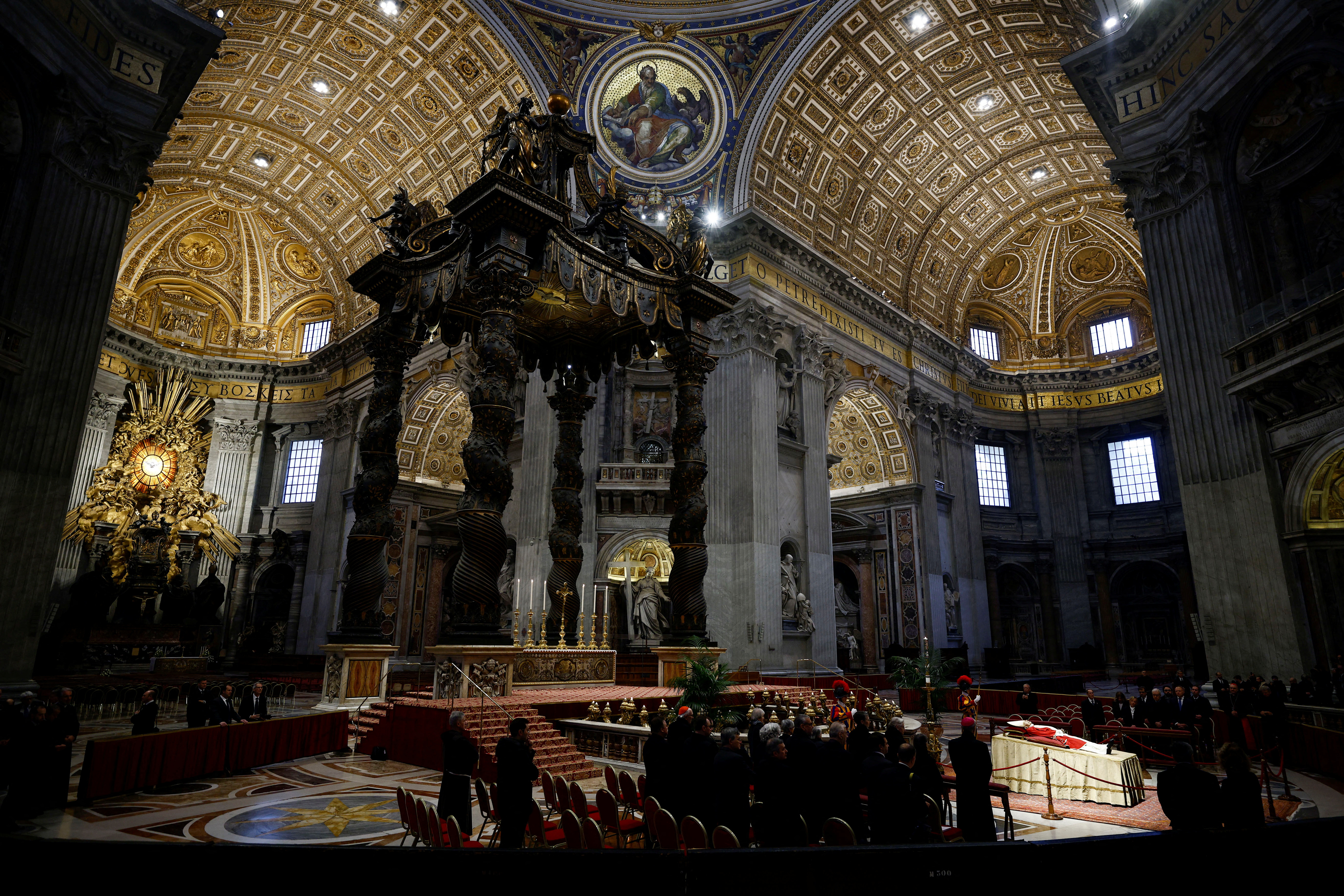 El Vaticano comienza una investigación sobre la vida de una persona antes de convertirla en santo. REUTERS/Guglielmo Mangiapane.