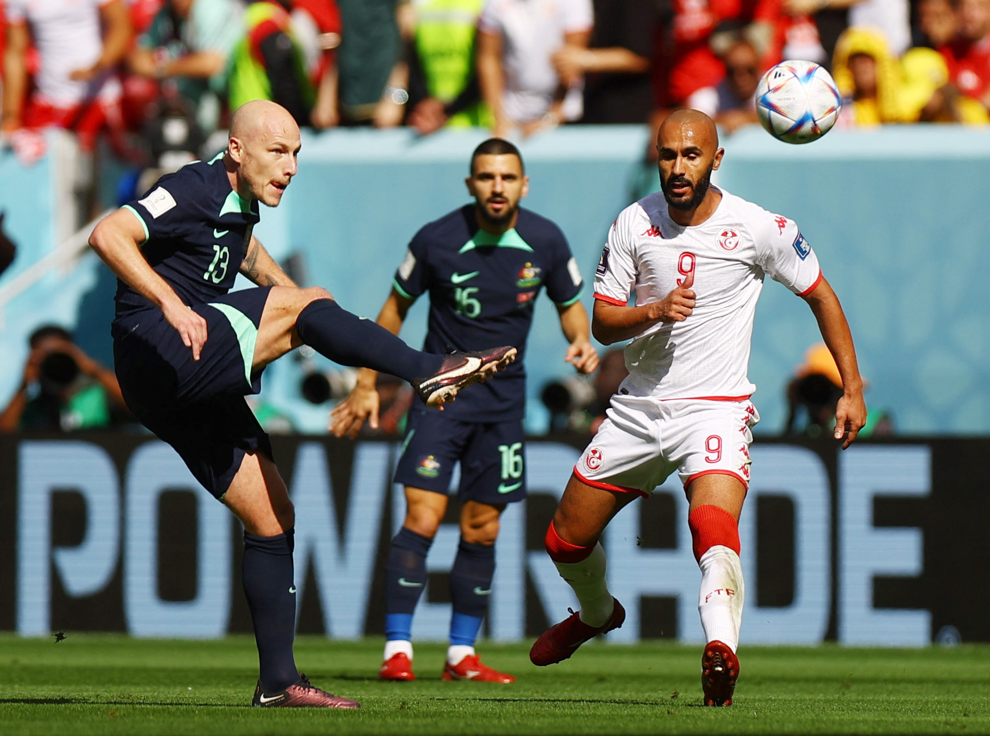 Australia presiona en los primeros minutos a Túnez en busca de romper el empate. REUTERS/Hannah Mckay