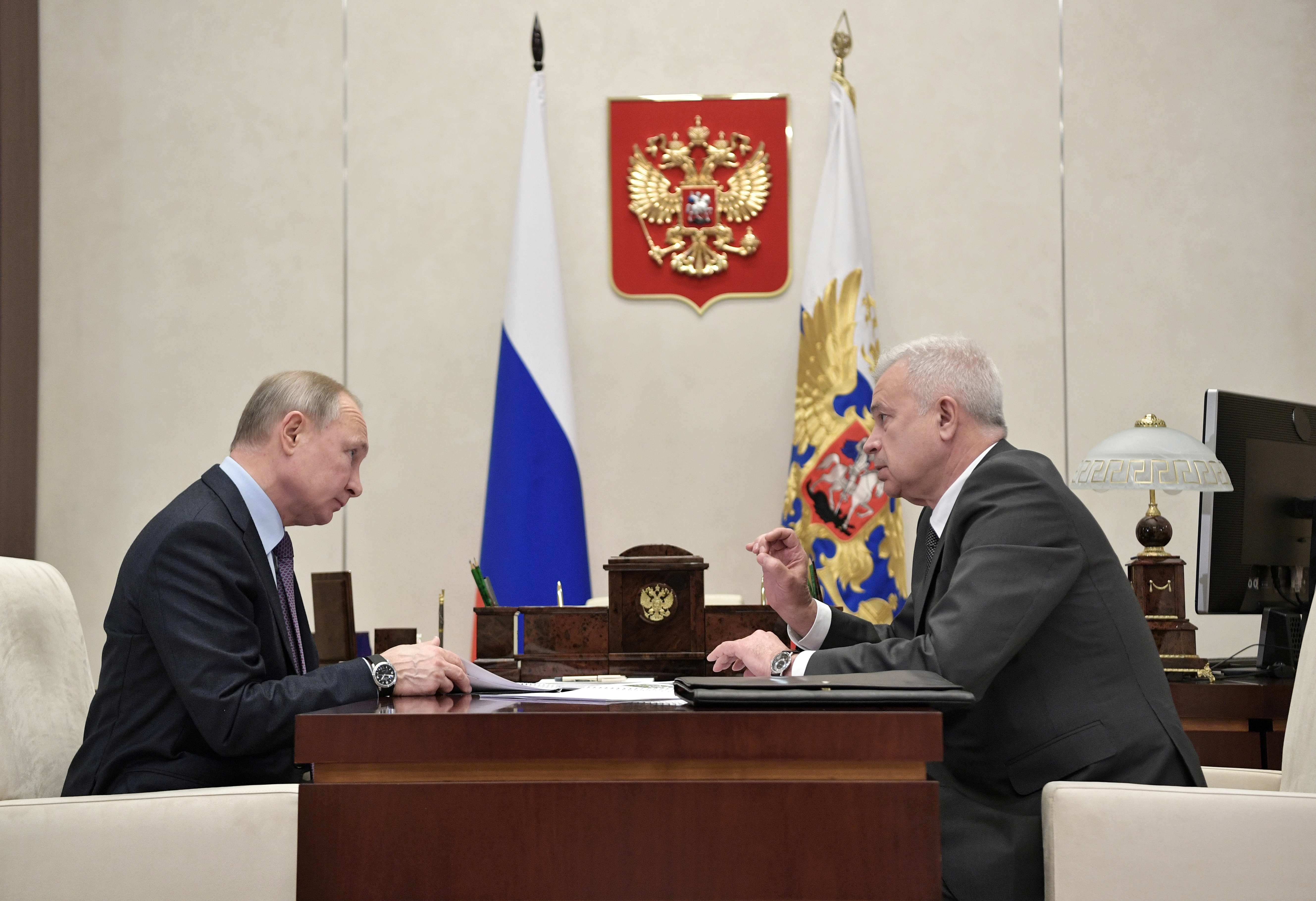 El presidente Vladimir Putin junto a Vagit Alekperov, dueño de Lukoil   (Sputnik/Aleksey Nikolskyi/Kremlin via REUTERS)