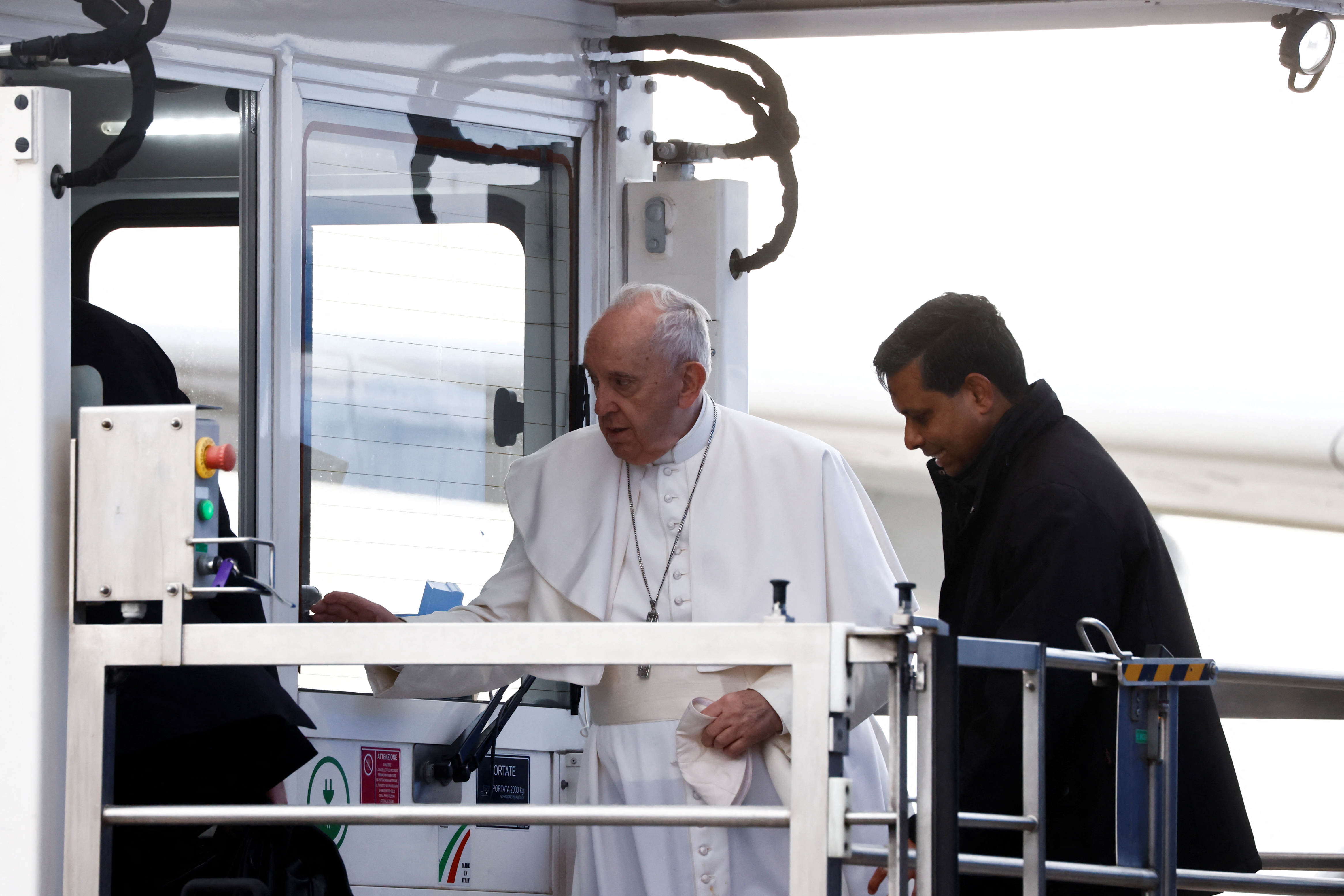 El Papa subiendo al avión que lo llevó a Malta (REUTERS/Yara Nardi)