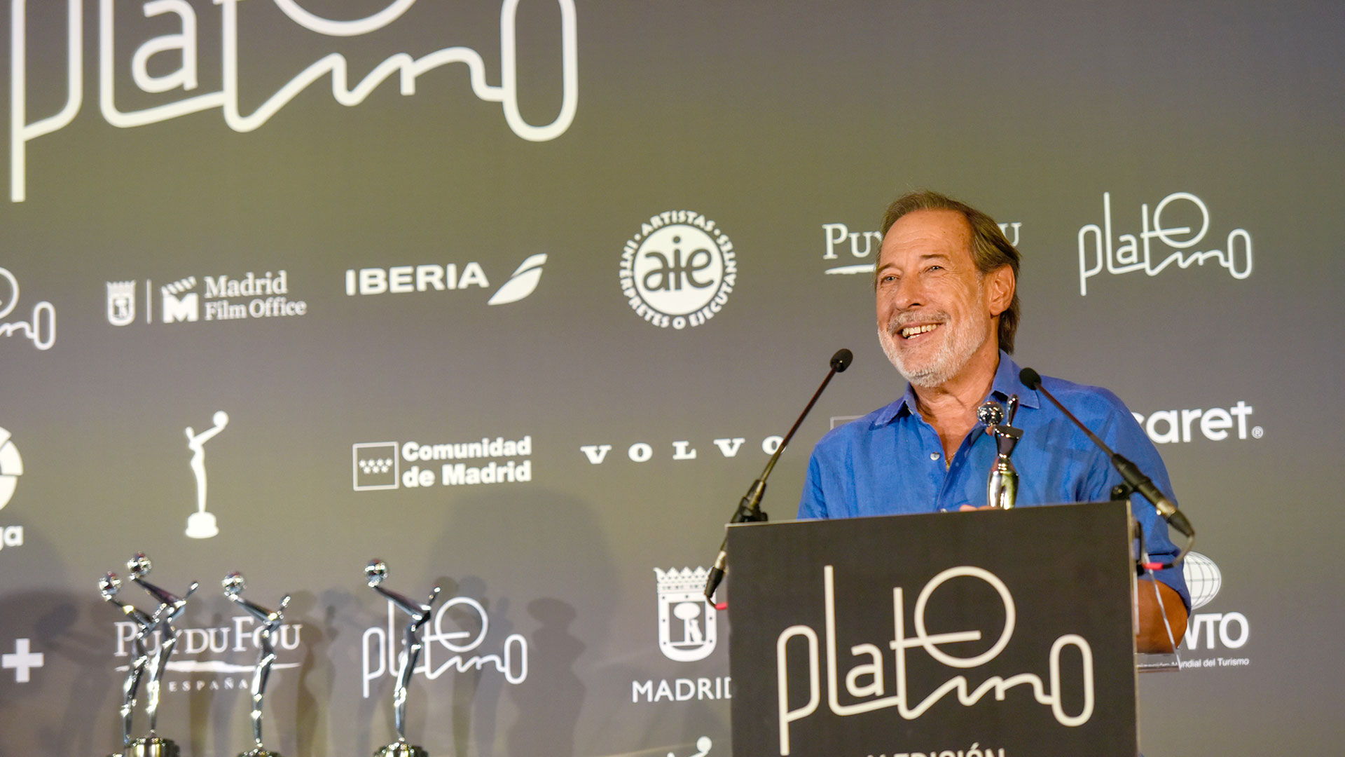 Guillermo Francella se mostró feliz con su premio por El Encargado (Créditos: Prensa Premios Platino)