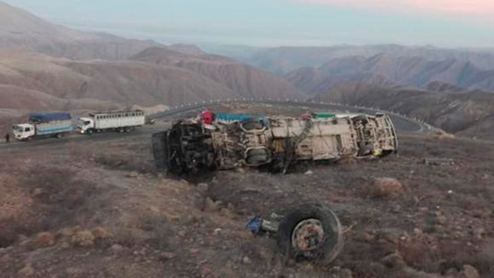 Imágenes del autobús en la zona del accidente en el que murieron 27 personas