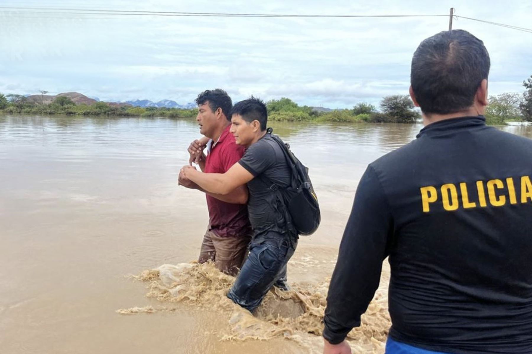 Efectivos se han desplazado para apoyar con la evacuación de las personas afectadas por las intensas lluvias que inundaron las principales calles.