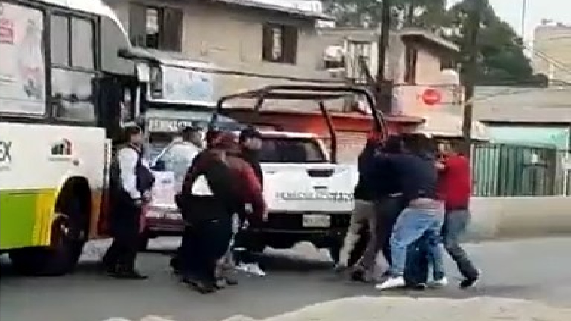 A golpes: así resuelven sus diferencias trabajadores del municipio de Ecatepec y del Mexibús