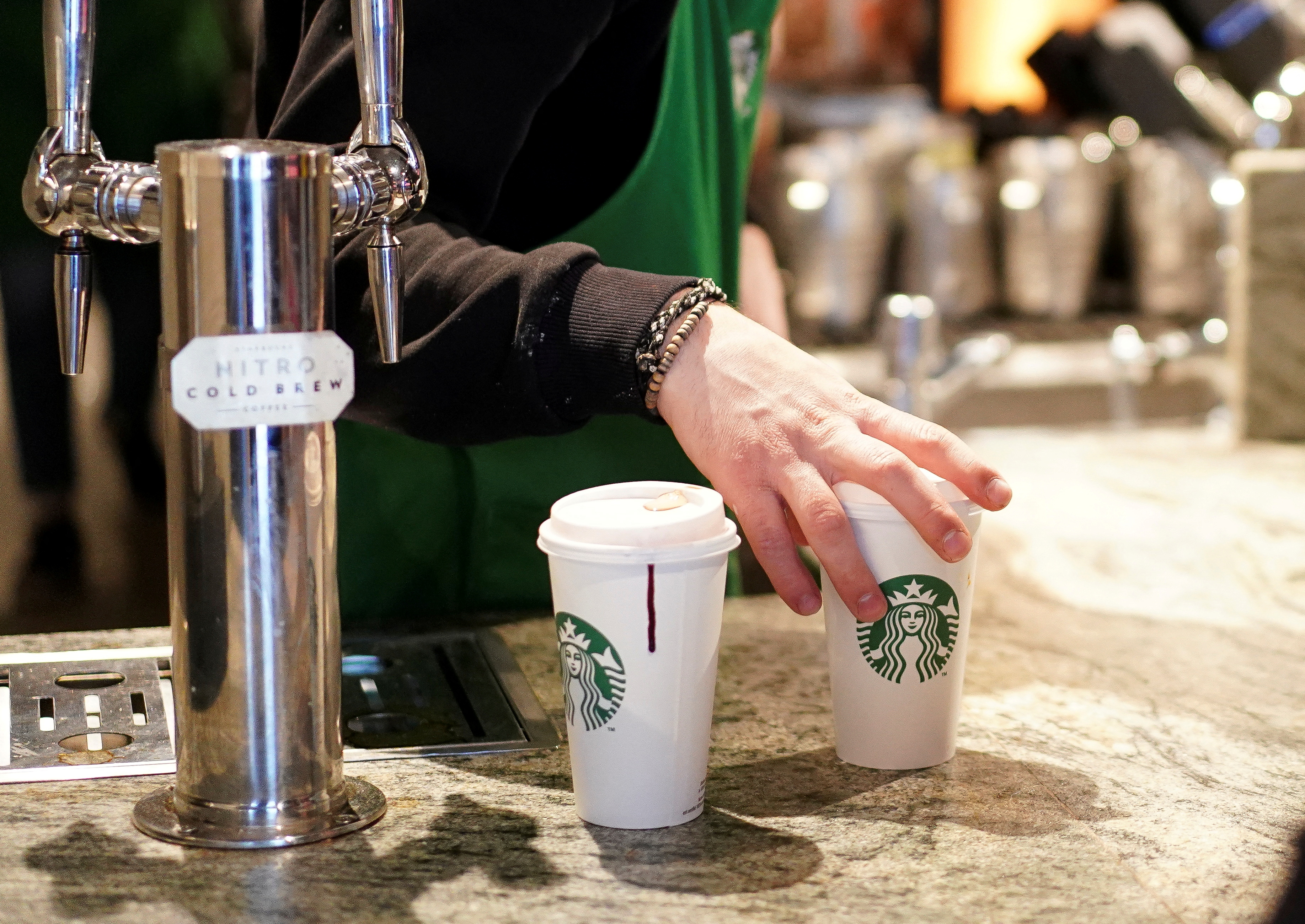 FOTO DE ARCHIVO: Un barista sirve bebidas en vasos de un solo uso dentro de un Starbucks en Londres, Gran Bretaña, 6 de marzo de 2020. REUTERS/Henry Nicholls