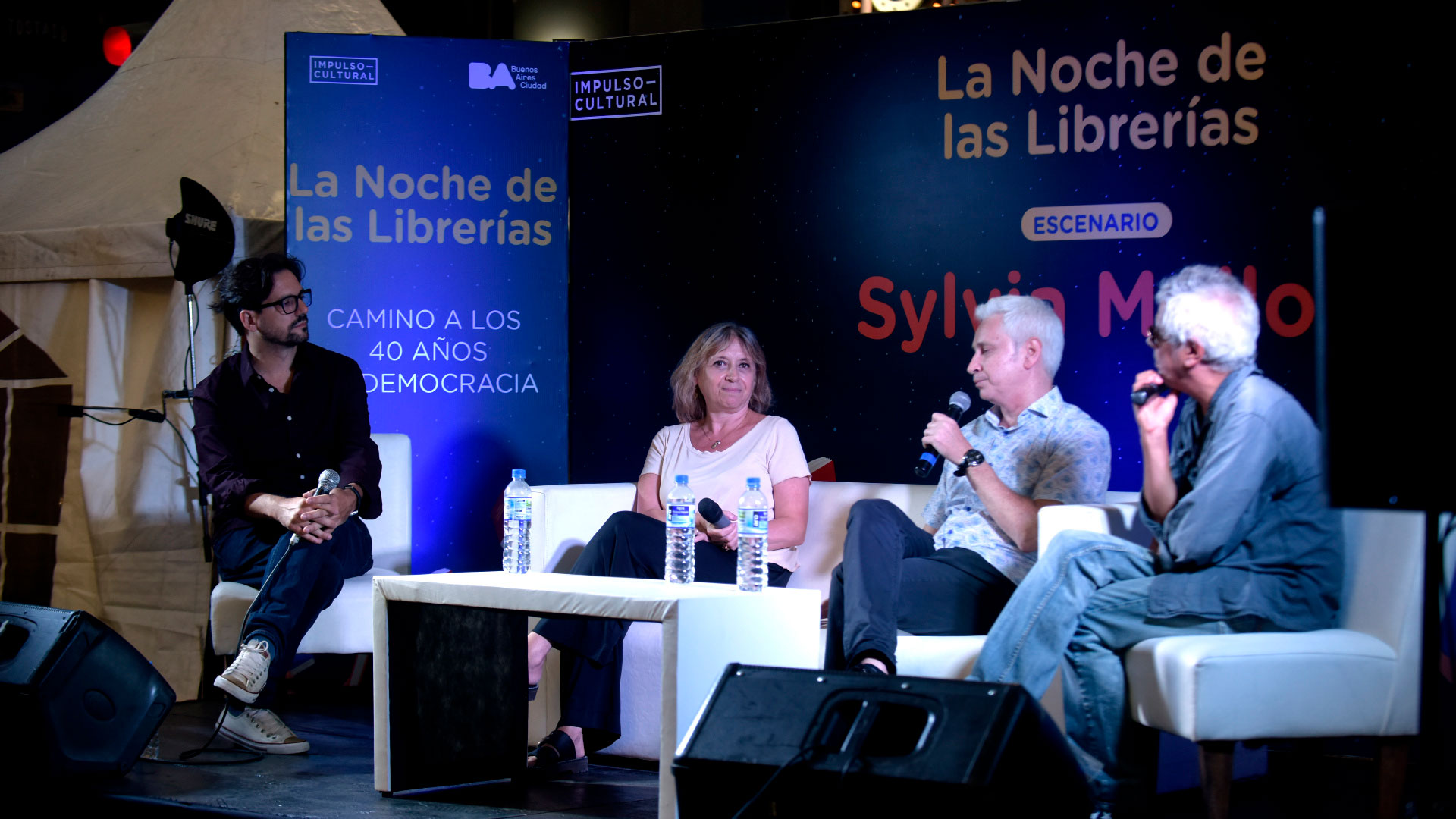 Patricio Zunini moderó la charla sobre medio y democracia, en "La noche de las librerías" en la que participaron los periodistas Hinde Pomeraniec, Juan Di Natale y Bobby Flores (Gustavo Gavotti)