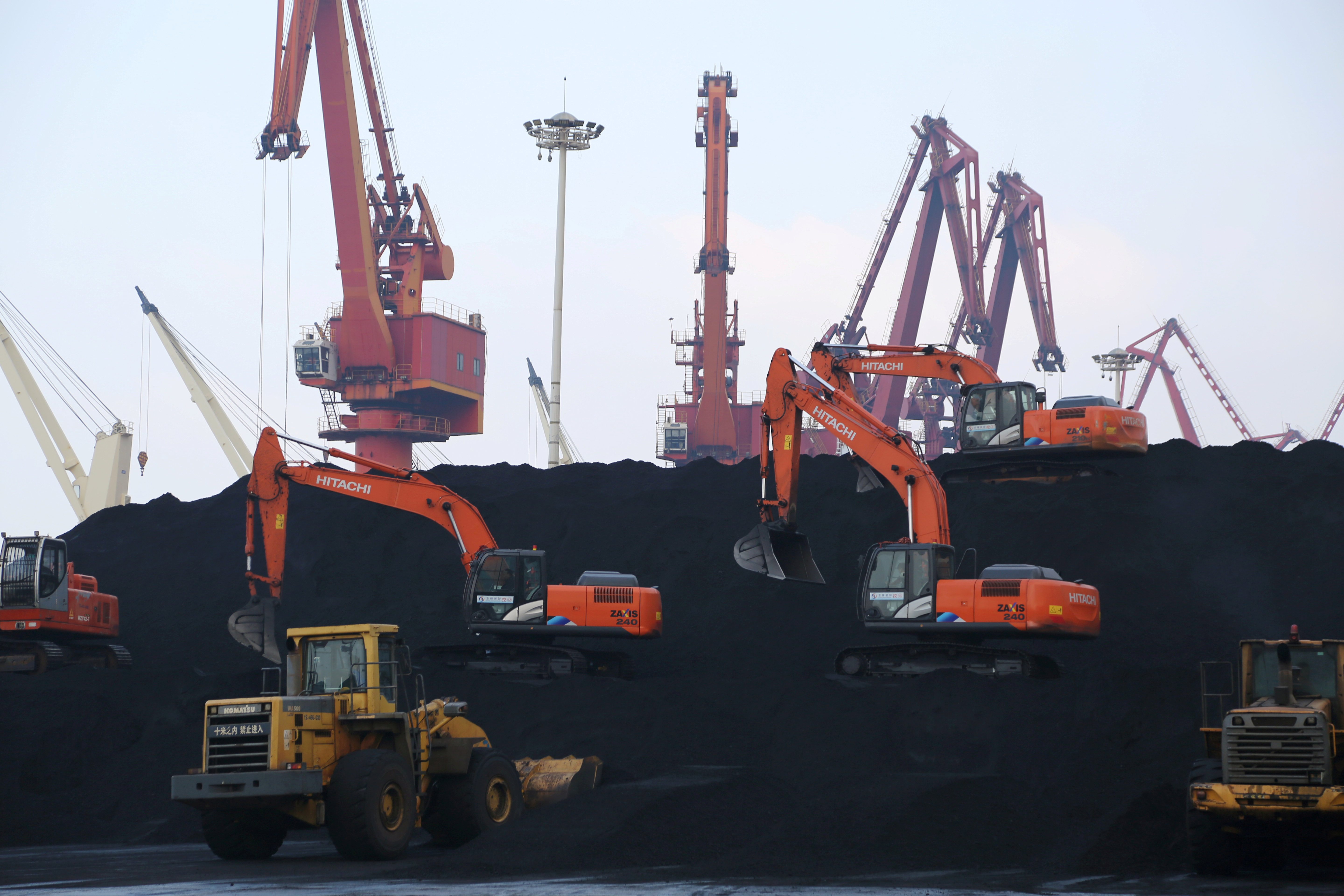 FOTO DE ARCHIVO: Trabajadores descargan carbón importado en un puerto en Lianyungang, provincia de Jiangsu, China, 5 de diciembre de 2019 (REUTERS / Stringer / Foto de archivo)