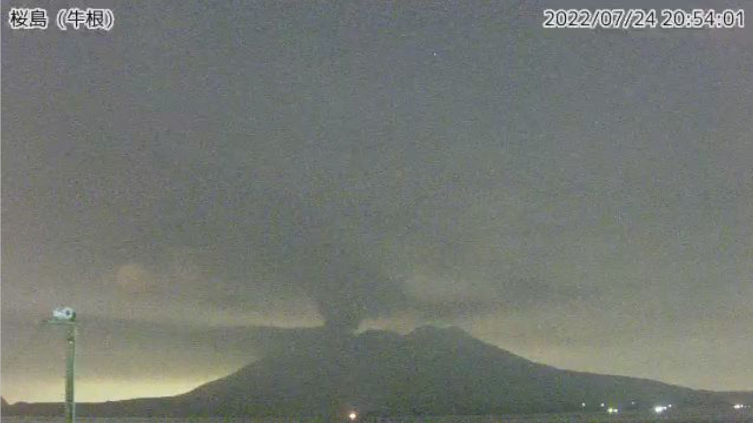 Una captura de video de la imagen de cámara en vivo de la Agencia Meteorológica de Japón muestra una erupción de Sakurajima en Kumamoto, Japón occidental
