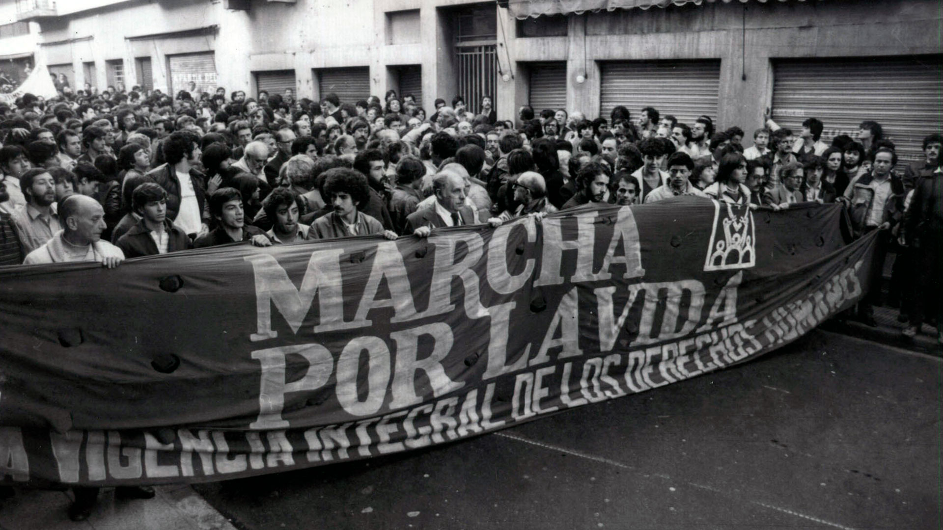 Las columnas de los manifestantes no pudieron llegar hasta la Plaza de Mayo. Eran alrededor de quince mil personas que participaron de "la marcha por la vida"