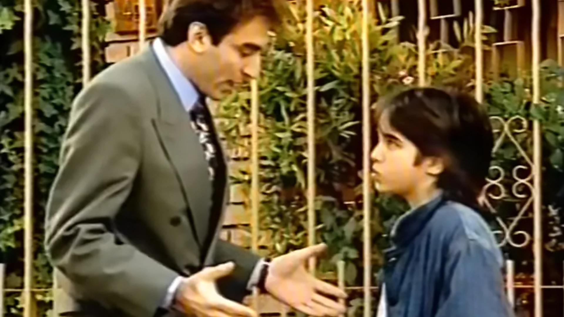 Mauricio Dayub como Juan en Amigovios (El Trece, 1995), en escena con Guido Massri