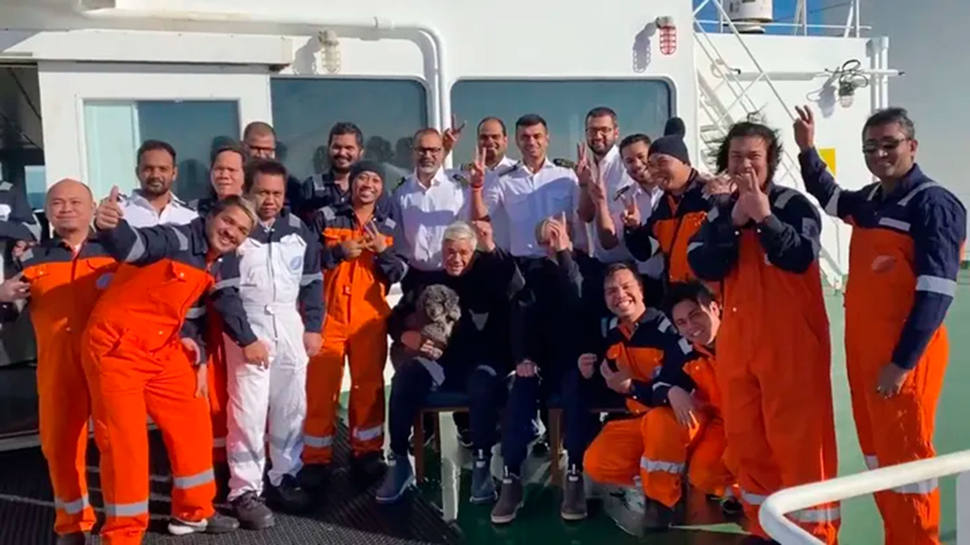 Los rescatados junto a la tripulación del tanquero Silver Muna (foto: cortesía de la tripulación)