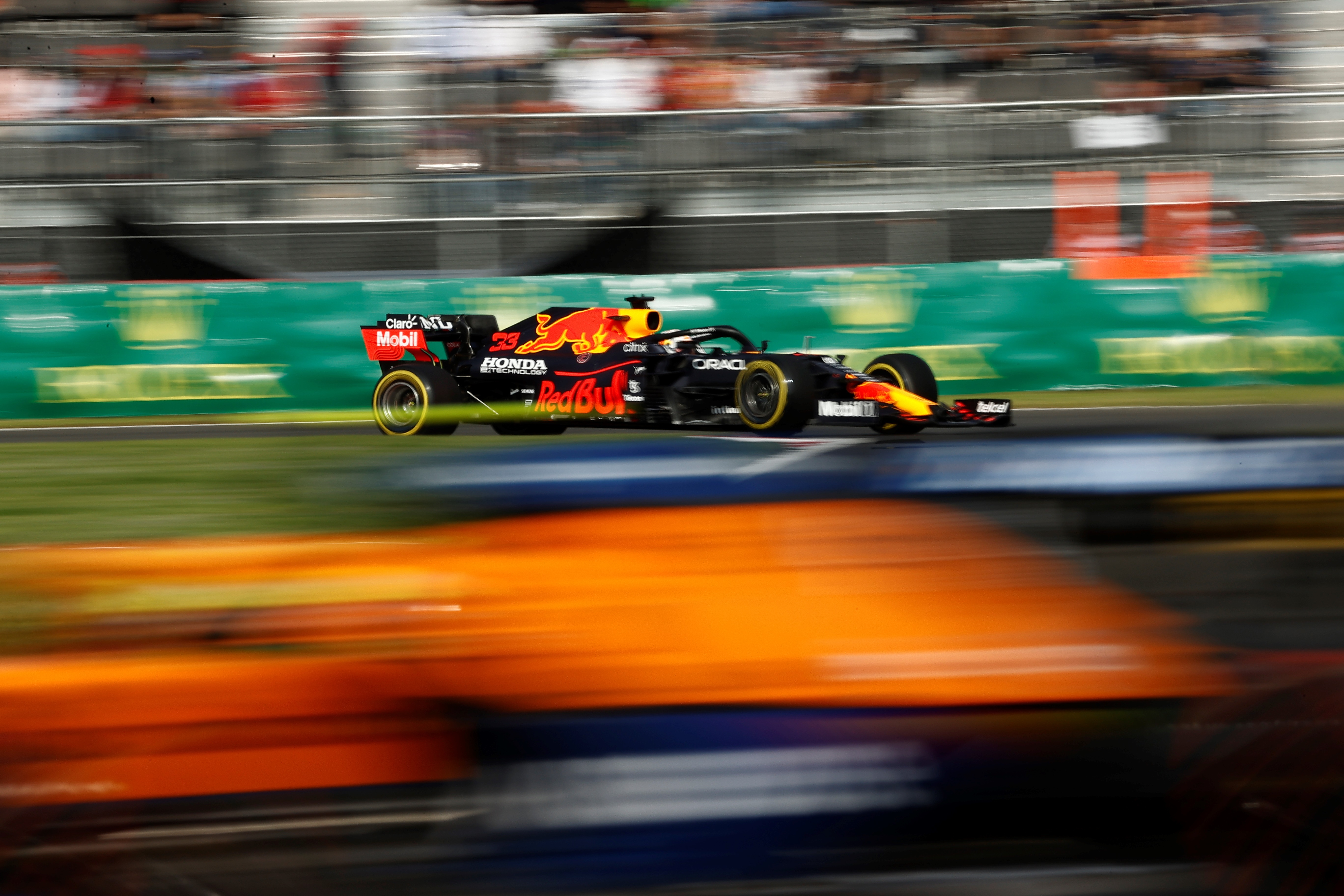 El holandés Max Verstappen de Red Bull Racing participa en la primera practica hoy, del Gran Premio de Fórmula Uno de México que se realiza en el Autódromo Hermanos Rodríguez en Ciudad de México (México). EFE/José Méndez
