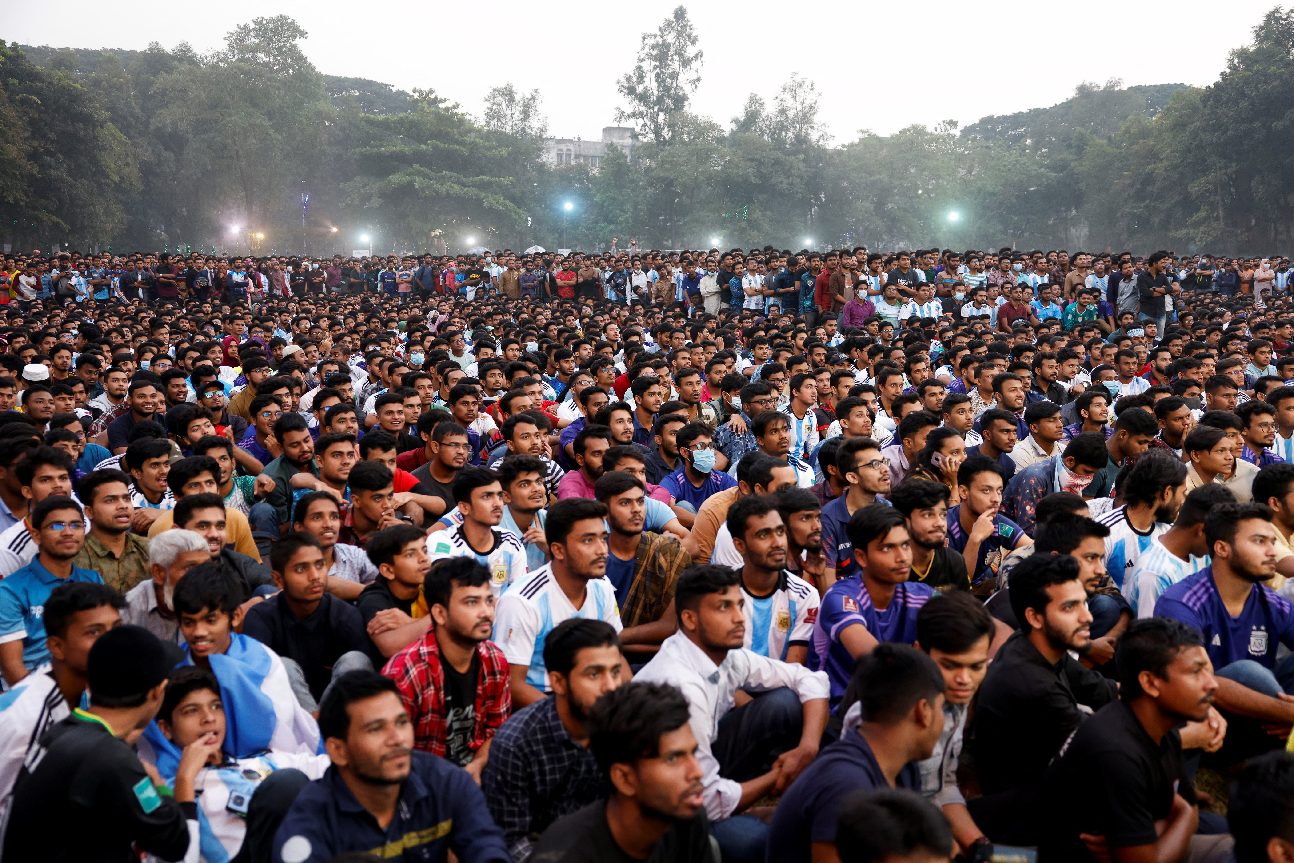 Miles de personas se reunieron en la Universidad de Dacca para mirar el partido de la selección argentina (Reuters/Mohammad Ponir Hossain)