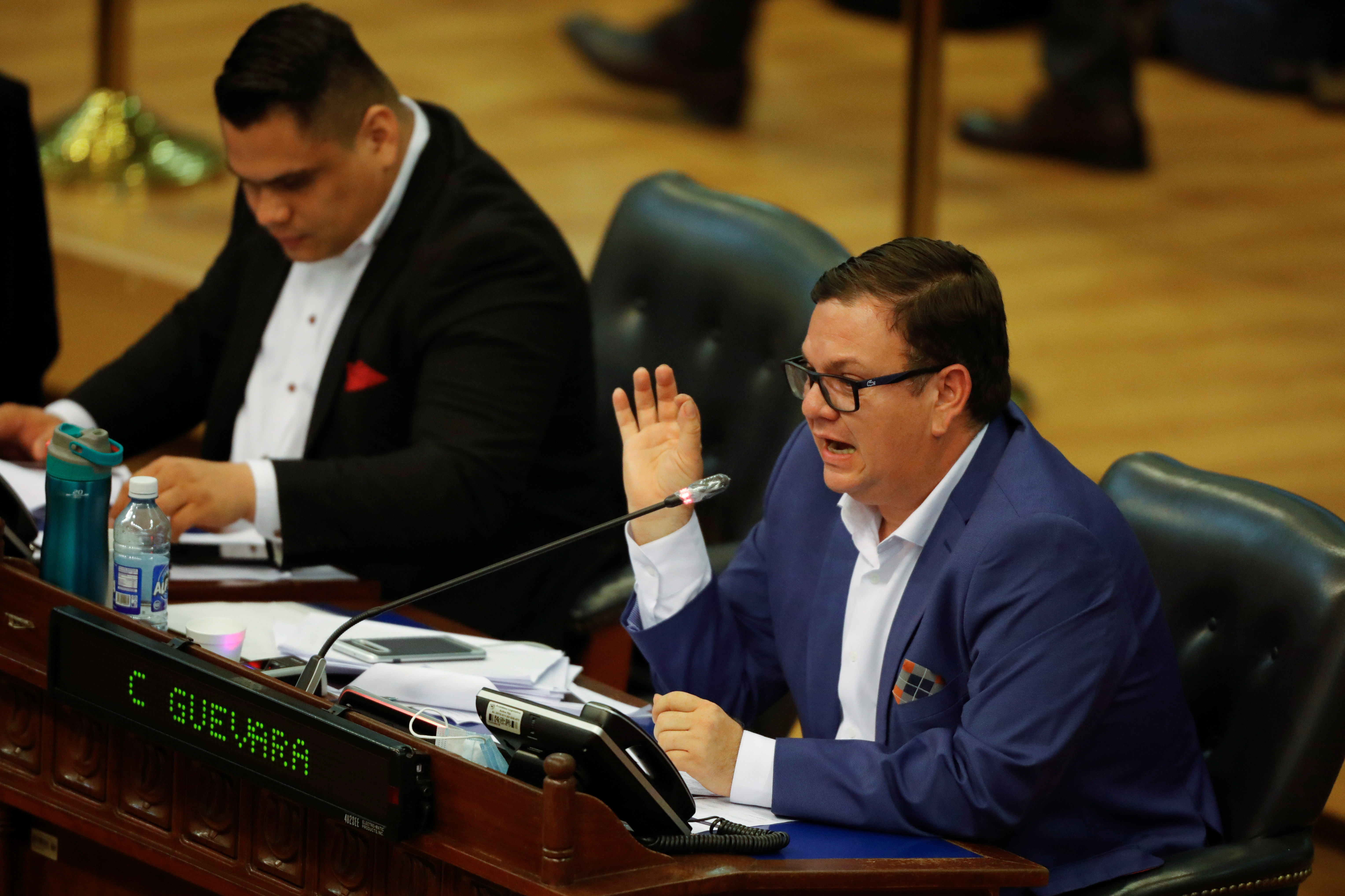 El líder de la mayoría del Congreso salvadoreño, Christian Reynaldo Guevara Guadrón, habla durante una sesión parlamentaria en San Salvador el 11 de mayo de 2021 (REUTERS/Jose Cabezas)