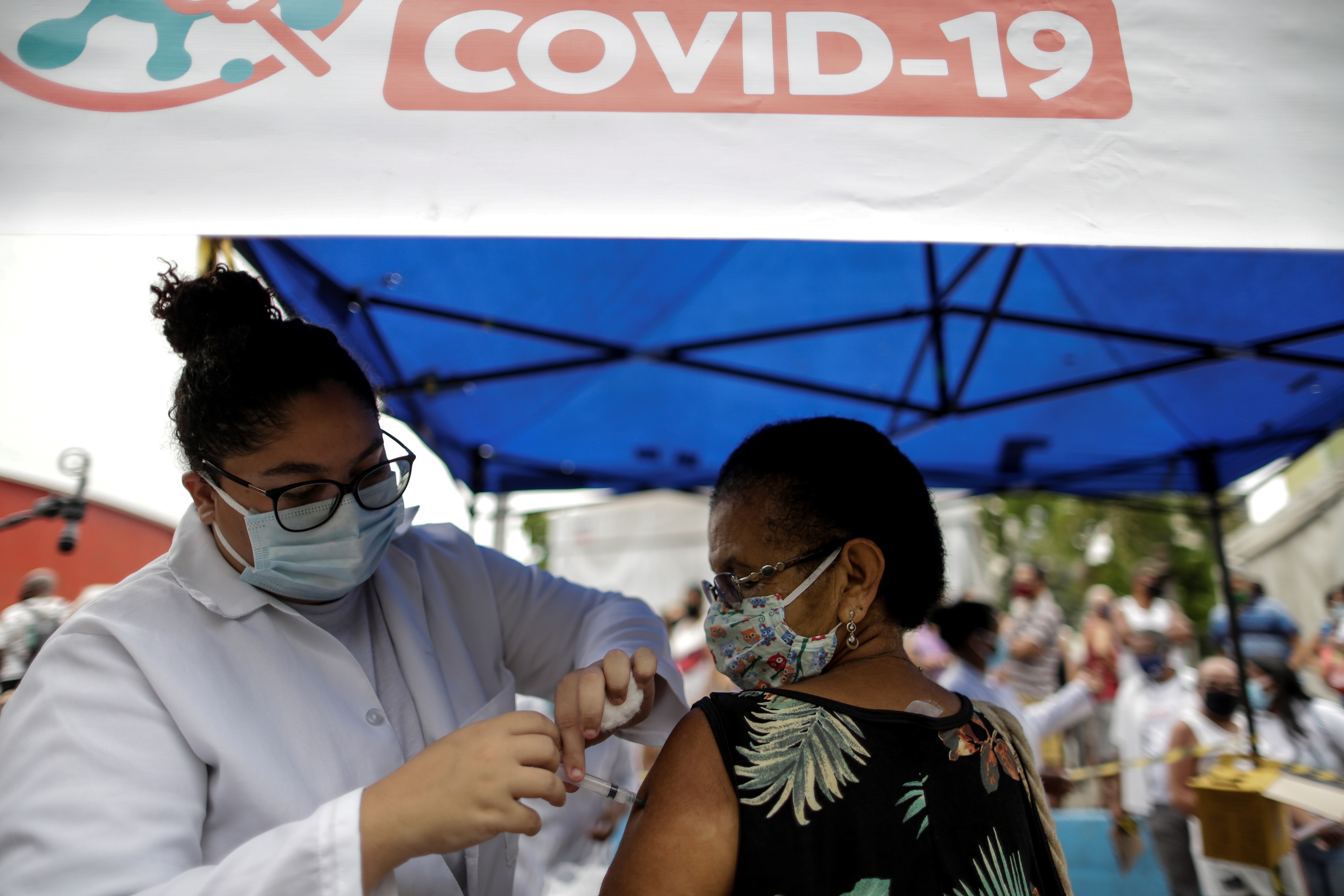 Una persona recibe la vacuna contra la covid-19 en Duque de Caxias (Brasil) (Foto: EFE/Antonio Lacerda)
