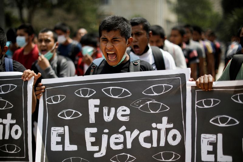 Imagen de archivo. Un manifestante reacciona durante una protesta antes del 8º aniversario de la desaparición de 43 estudiantes de la Escuela de Formación de Profesores de Ayotzinapa, en Ciudad de México, México. 24 de septiembre de 2022. El letrero dice: "fue el ejército". REUTERS/Luis Cortés