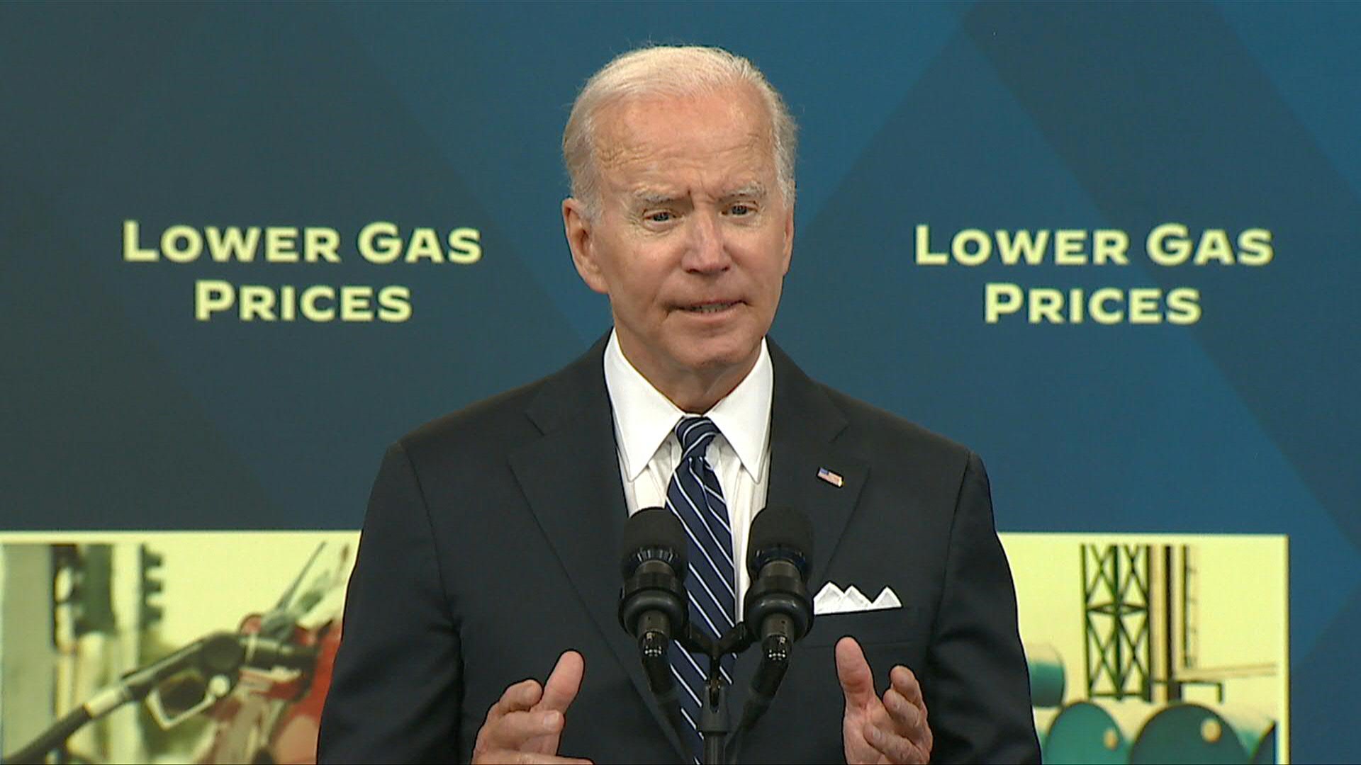 El presidente Joe Biden defendió este miércoles su estrategia ante los precios récord de la gasolina, que implica suspender por tres meses un impuesto federal sobre los precios del carburante, que se han disparado y molestan a los estadounidenses, a pocos meses de las elecciones legislativas de mitad de mandato.
