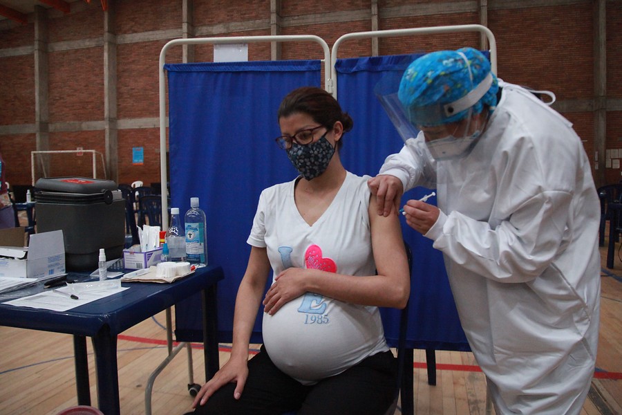 Ante los riesgos que implica la infección por el coronavirus, las personas embarazadas deben acceder a la aplicación de vacunas y refuerzos como prevención/ Colprensa - Camila Díaz