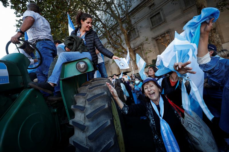 Protestas convocada por el campo en abril pasado contra la presión impositiva. Sin las retenciones, el déficit fiscal aumentaría más del 150%
REUTERS/Agustin Marcarian