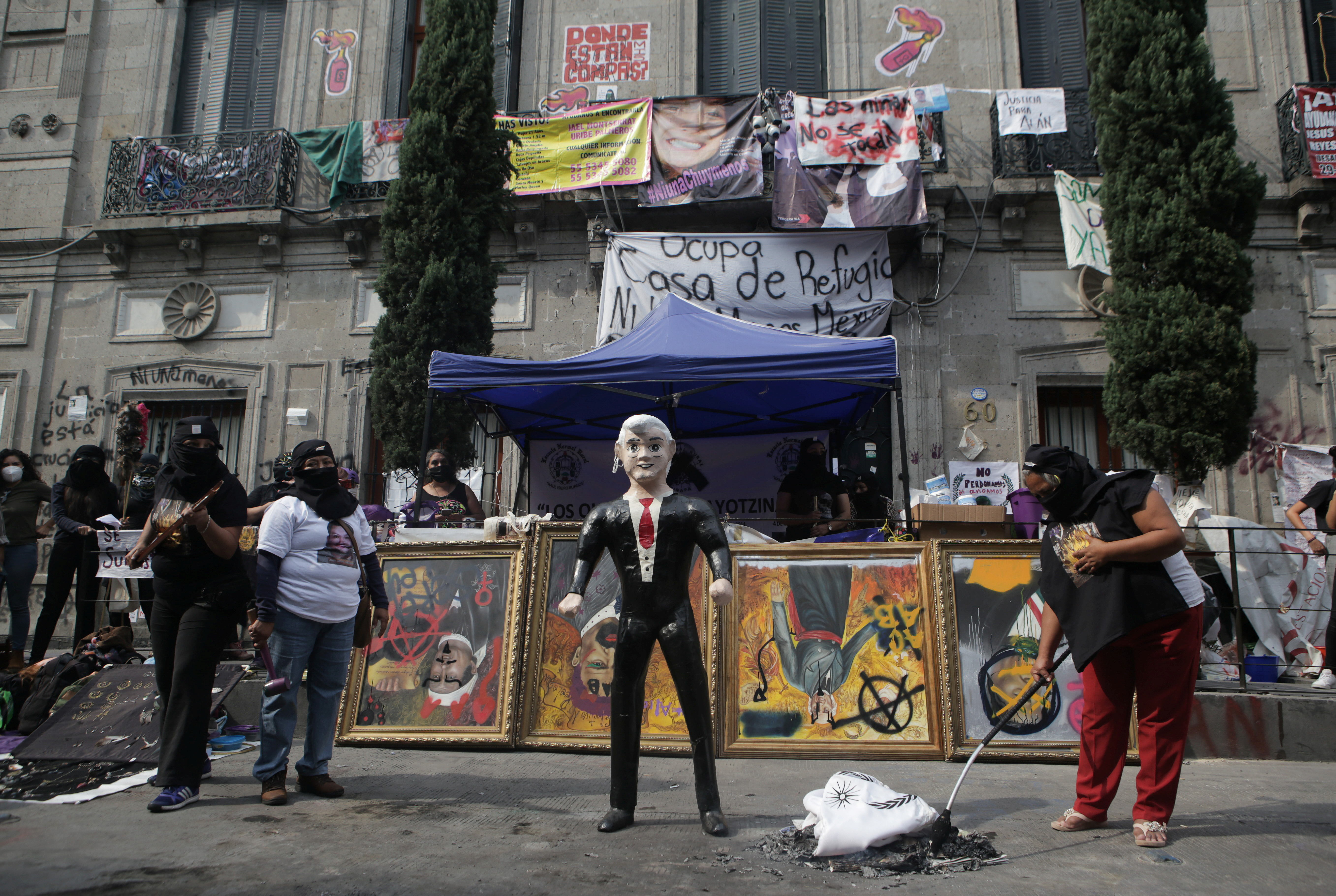 Una piñata que representa al presidente mexicano Andrés Manuel López Obrador se ve durante una protesta frente a las instalaciones del edificio de la Comisión Nacional de Derechos Humanos, en apoyo a las víctimas de violencia de género, en la Ciudad de México, México el 11 de septiembre de 2020. Fotografía tomada el 11 de septiembre de 2020.