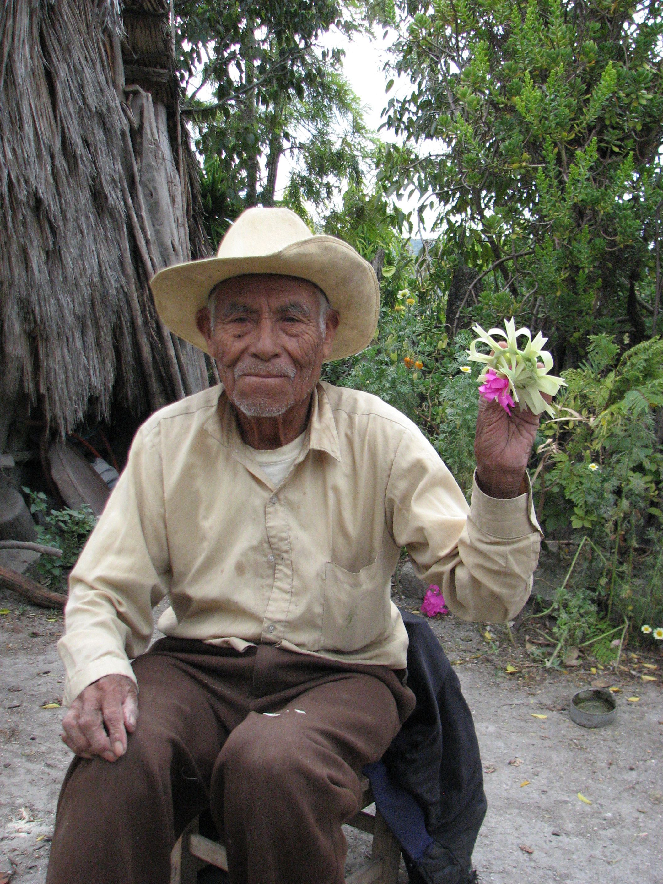 Don Pedro Salazar era tejedor de palma y promotor del xuanji o ixcateco en su región (Twitter/@BibliotecaJdeC)