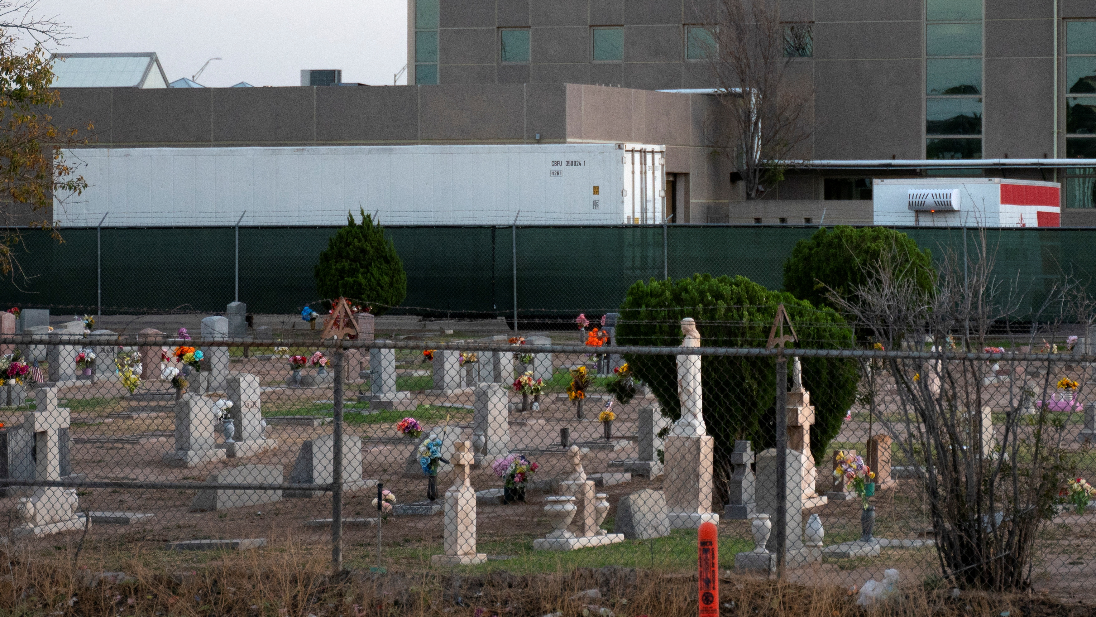 Contenedores refrigerados junto a un cementerio en El Pas, Texas (REUTERS/Jorge Salgado)