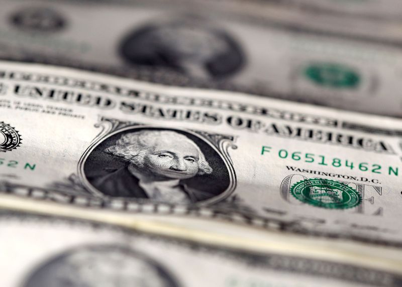 El dólar al público cuenta ahora con una carga impositiva de 65% y se paga por encima de los $132 en promedio.