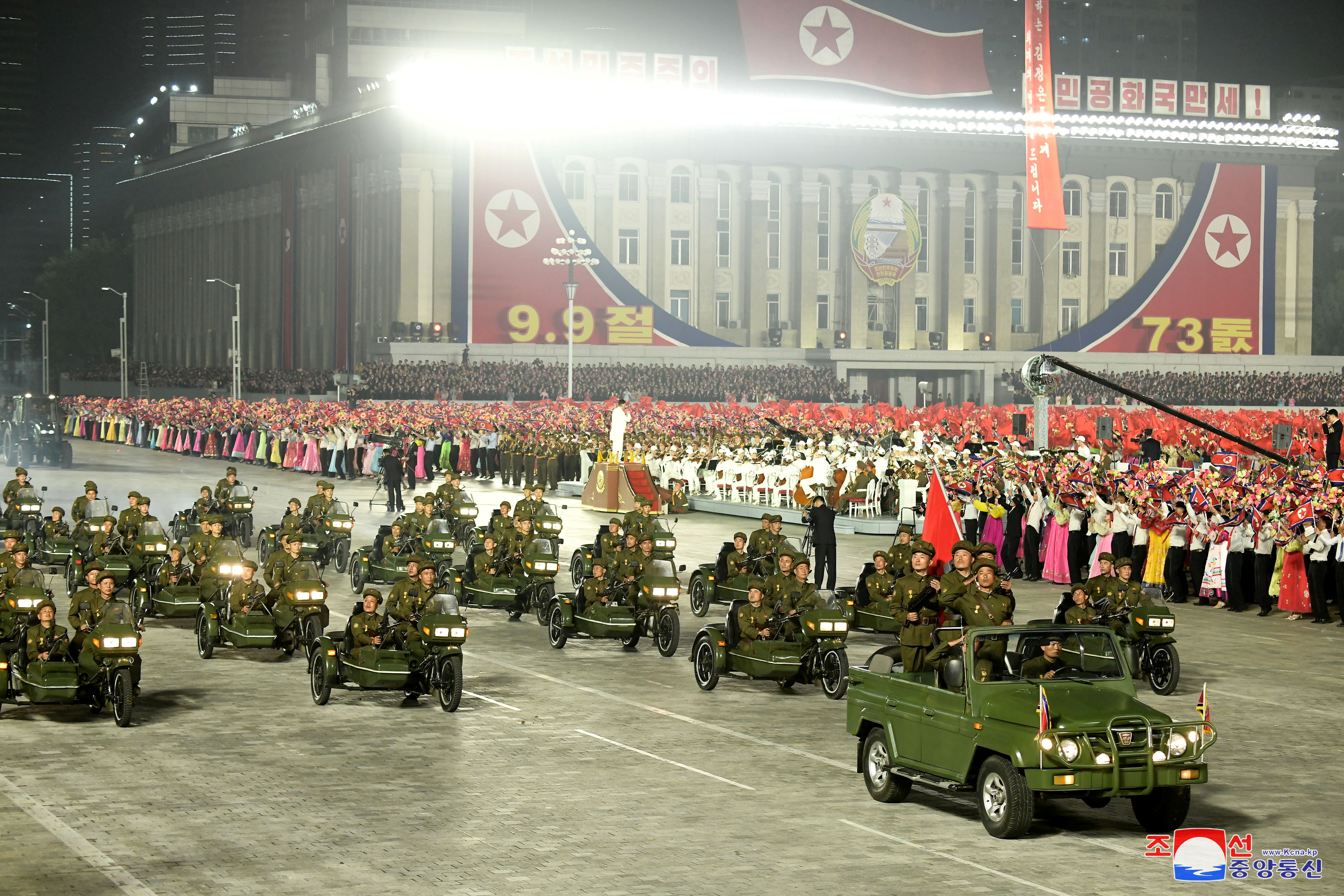 La dictadura norcoreano realizó un desfile militar por el 73 aniversario de la fundación del país (KCNA via REUTERS)