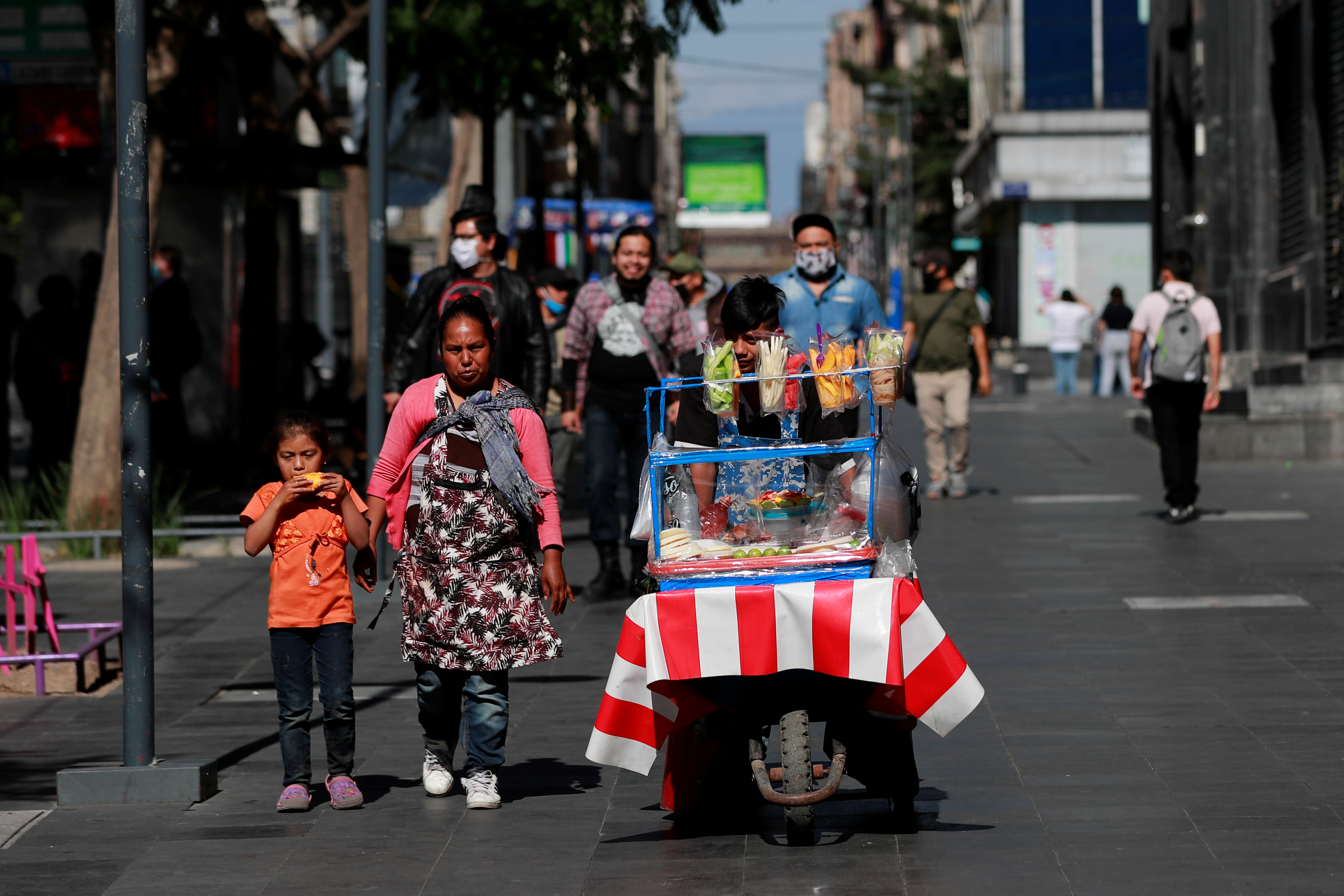 Se ve a un vendedor ambulante en la calle mientras el brote de la enfermedad por coronavirus (COVID-19) continúa en la Ciudad de México, México, 14 de junio de 2020. Foto: Reuters.