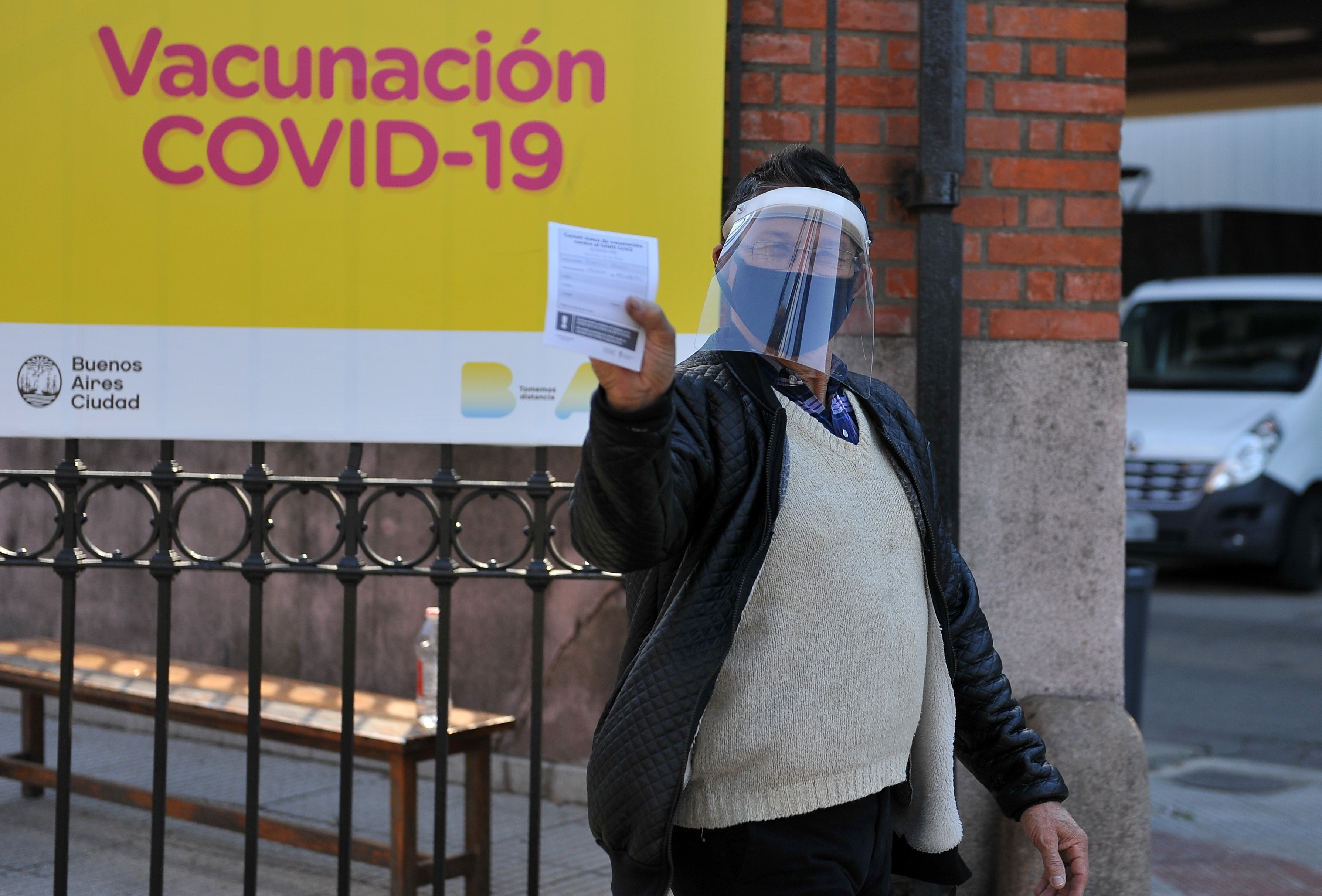 Ahora, los mayores de 18 años pueden vacunarse contra el COVID sin turno previo en CABA. (EFE/ Enrique García Medina)
