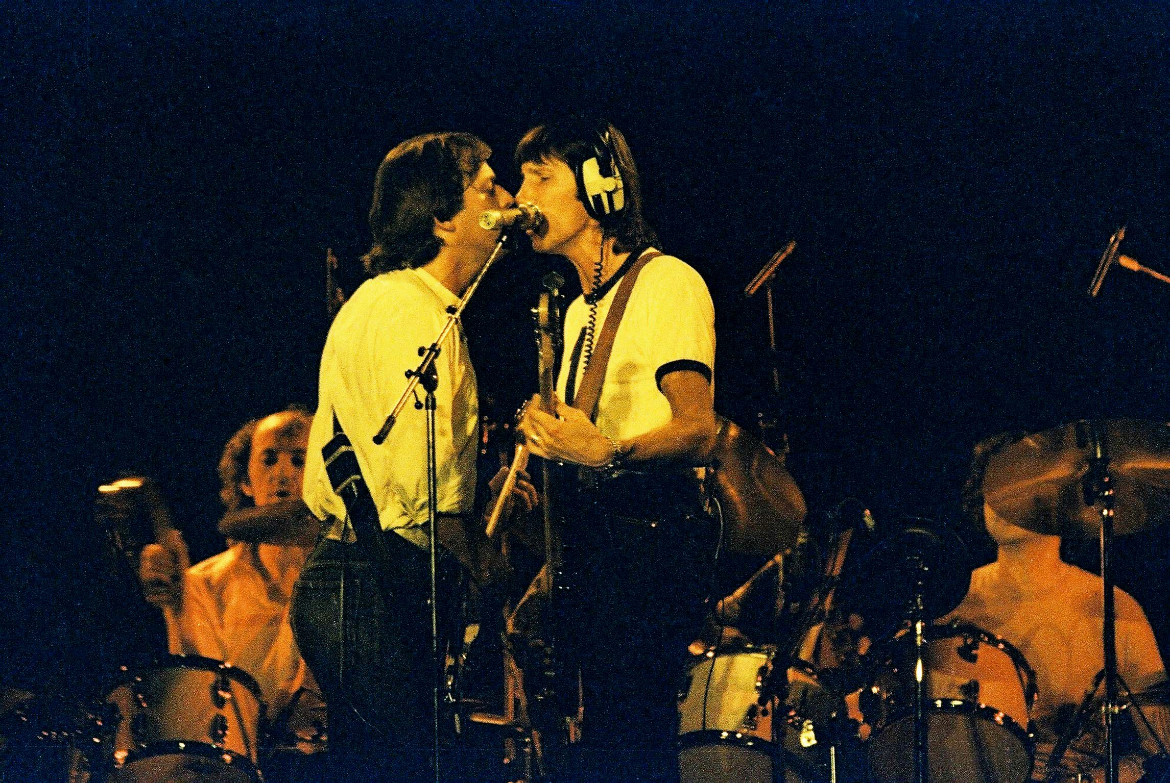 Gilmour y Waters compartiendo escenario durante la gira original de The Wall. Ya había tensiones y peleas pero todavía ambos integraban Pink Floyd(Photo by Pete Still/Redferns)