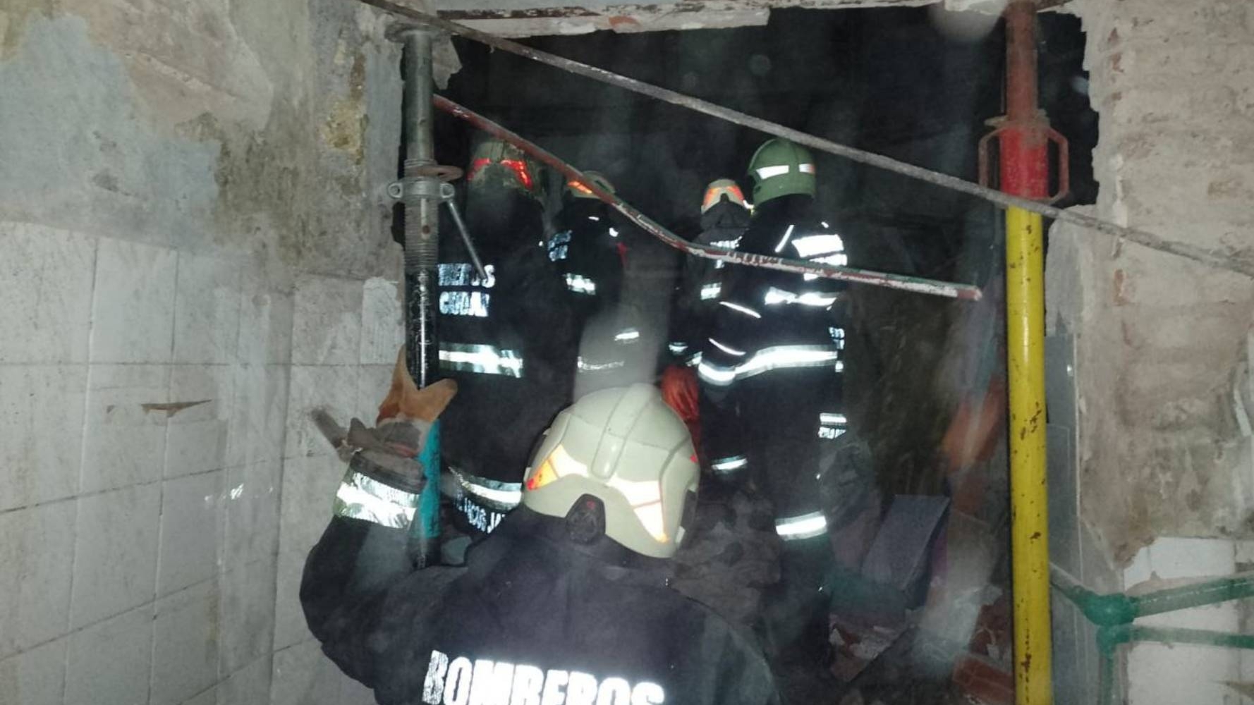 Bomberos de la Ciudad trabajando en la casa derrumbada de Floresta (Fuente: @EmergenciasBA)