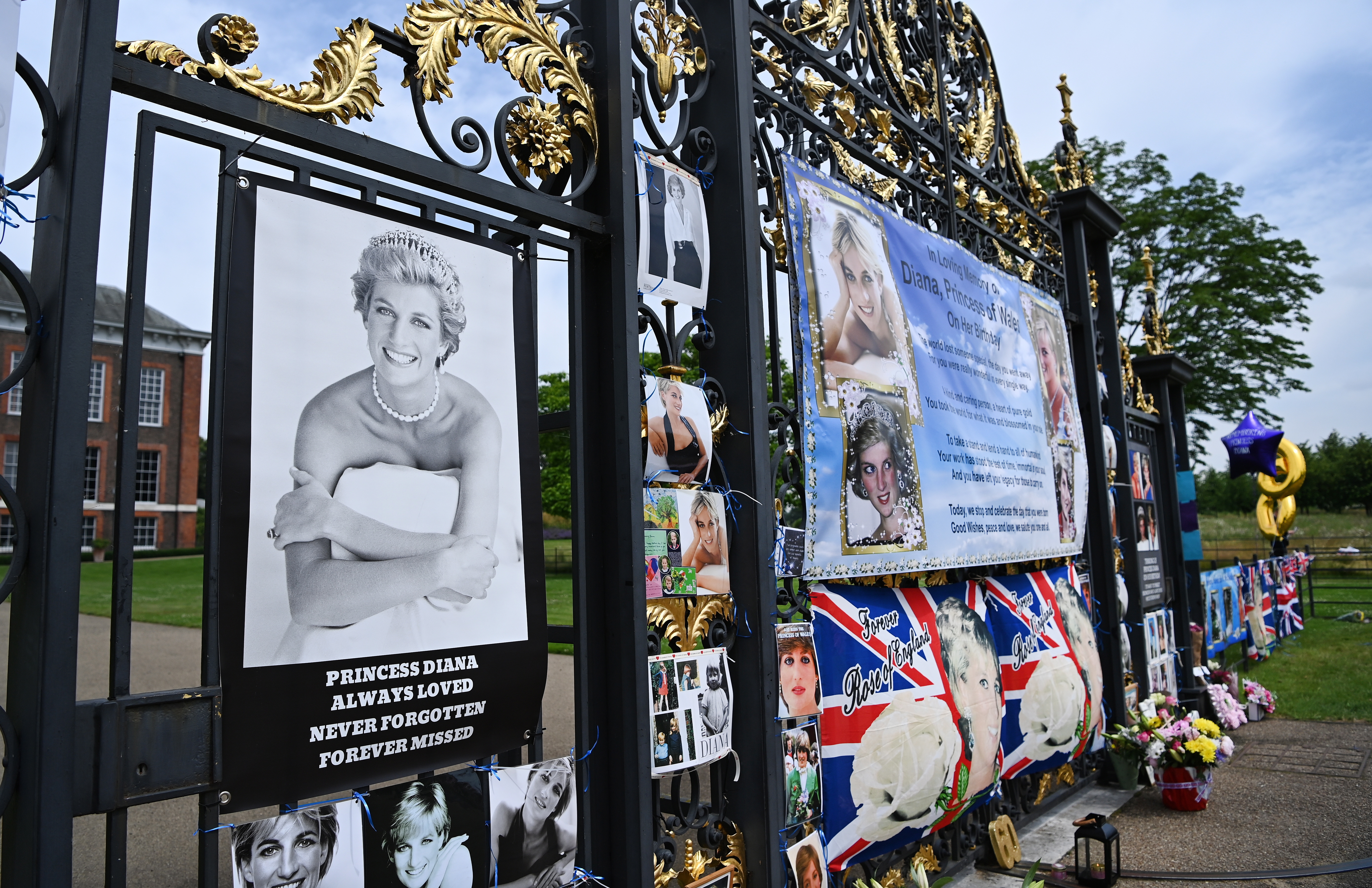Tributo a la princesa Diana de gales en las inmediaciones del palacio de Kensington en Londres. Diana de Gales murió en París en un accidente de automóvil junto a su pareja, el egipcio Emad "Dodi" Al Fayed, y el chófer. el 31 de agosto de 1997.EFE/EPA/ANDY RAIN/Archivo
