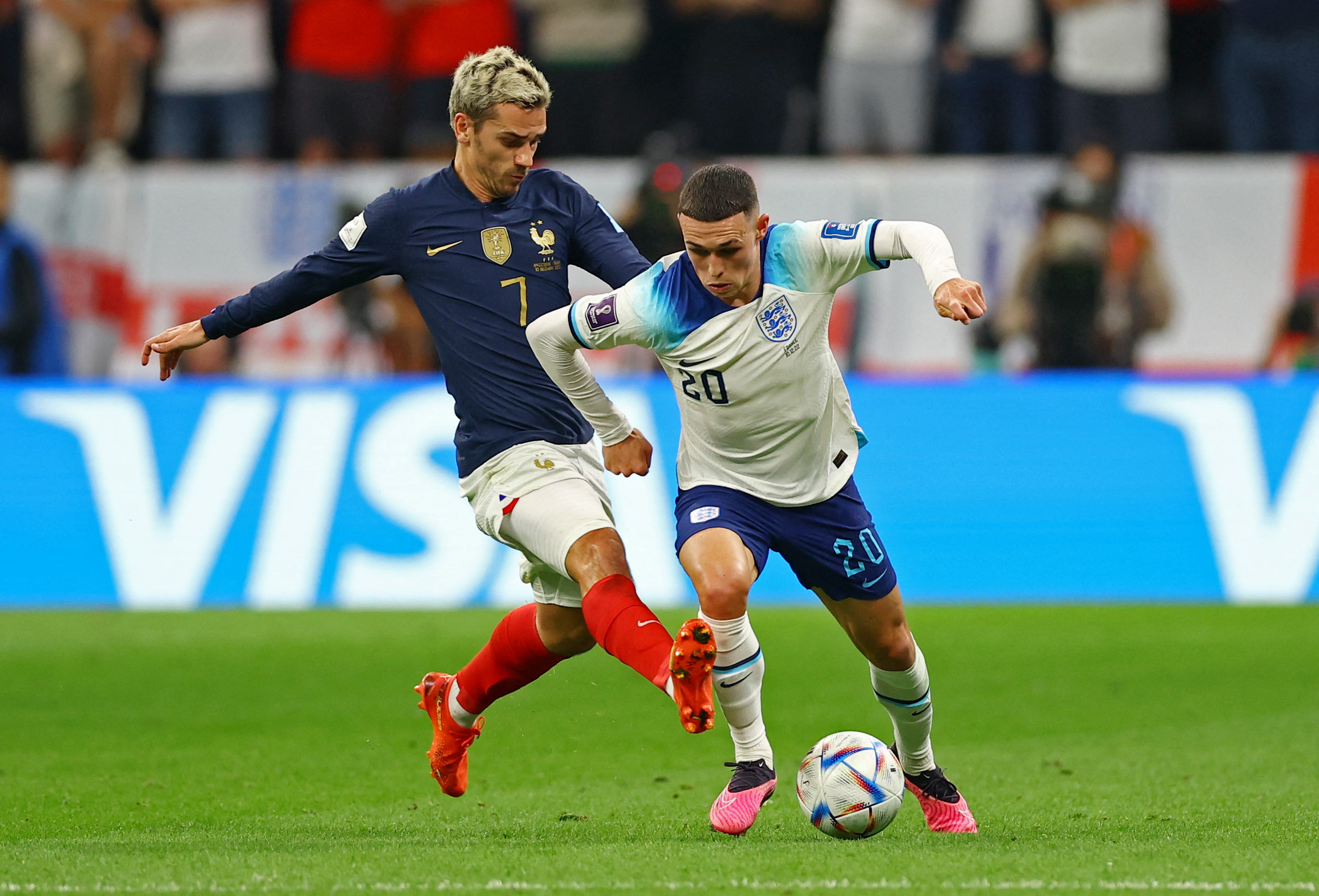 Antoine Griezmann marca a Phil Foden. El jugador francés fue amonsestado (REUTERS/Matthew Childs)