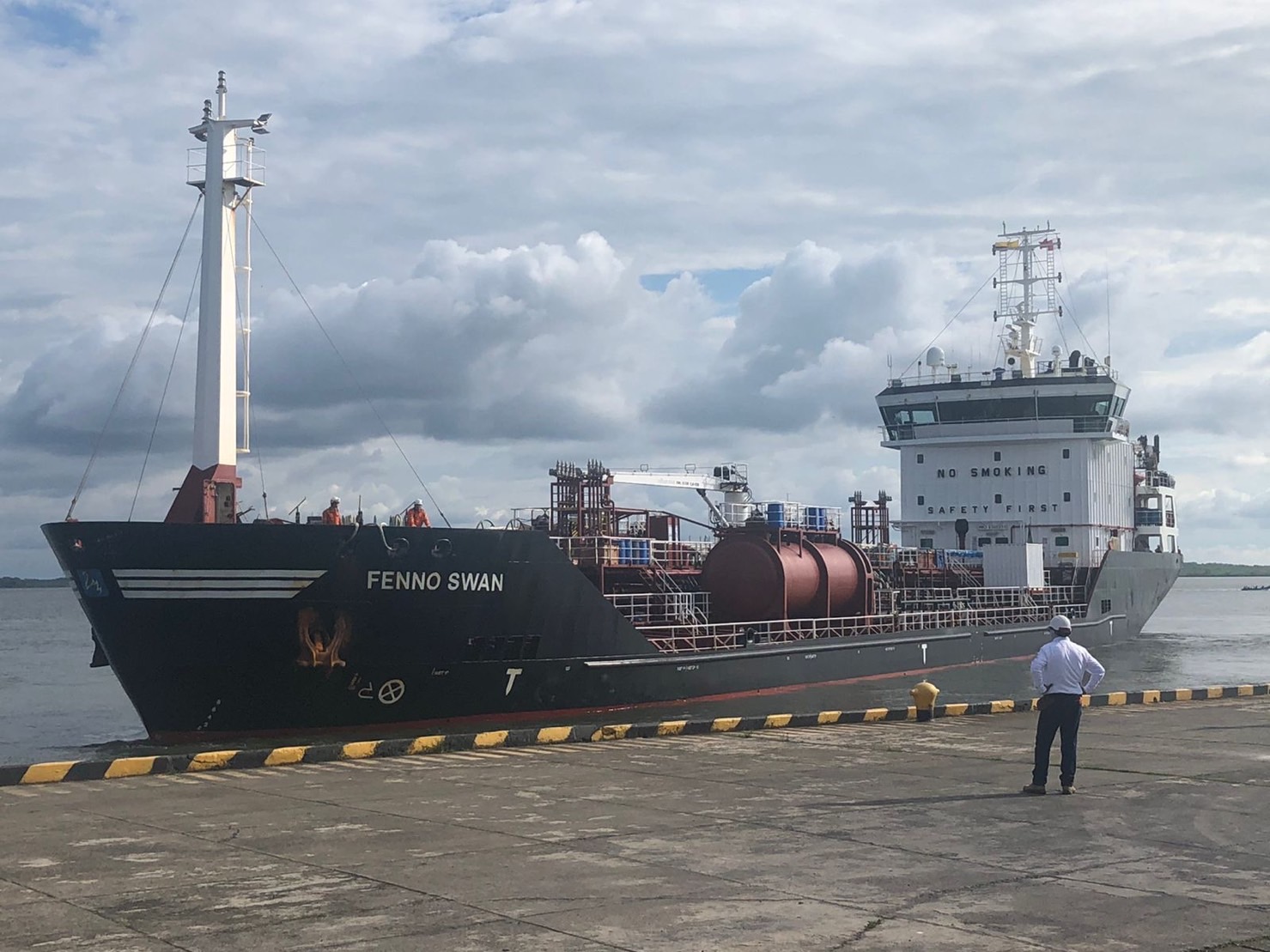 Llegada del buque cargado de gasolina a Tumaco para normalizar la situación de abastecimiento en Nariño.